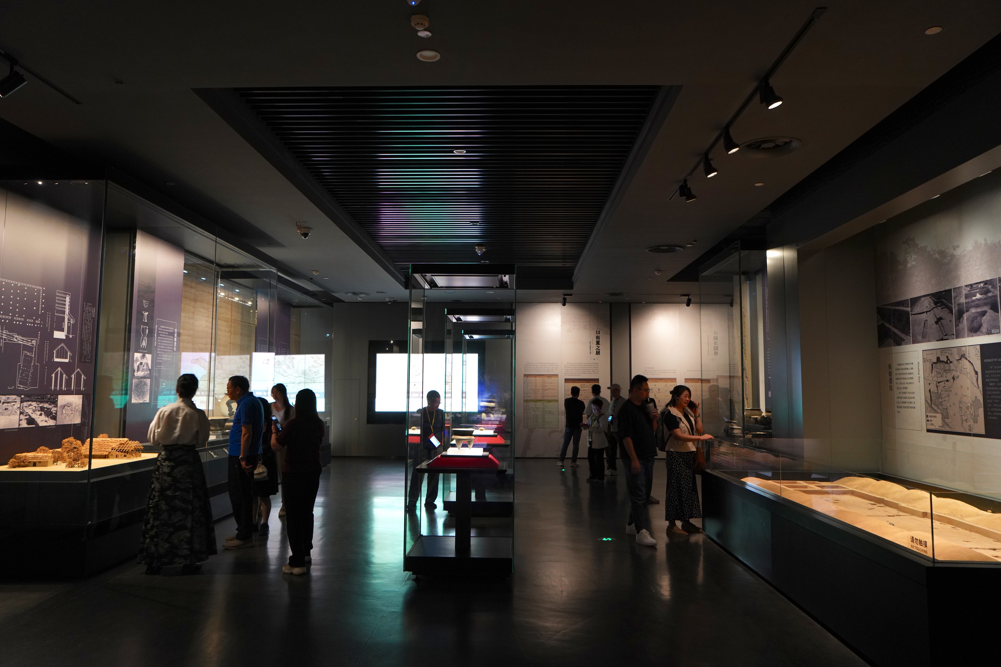 Visitors stroll through an exhibition hall at the Erlitou Site Museum of the Xia Capital in Luoyang, Henan Province, on April 22, 2025. /CGTN