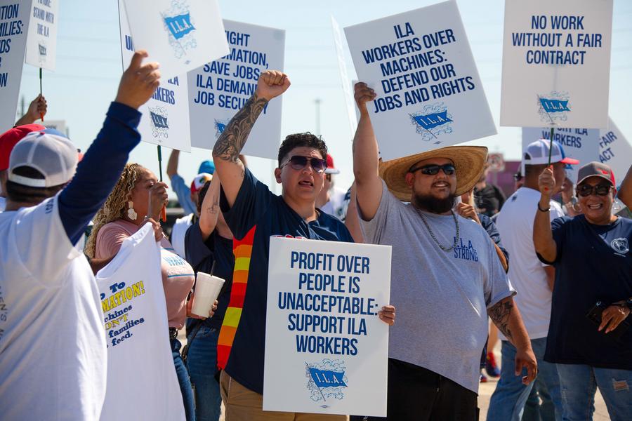 Port workers participate in a strike at the Port Houston in Texas, the United States. /Xinhua