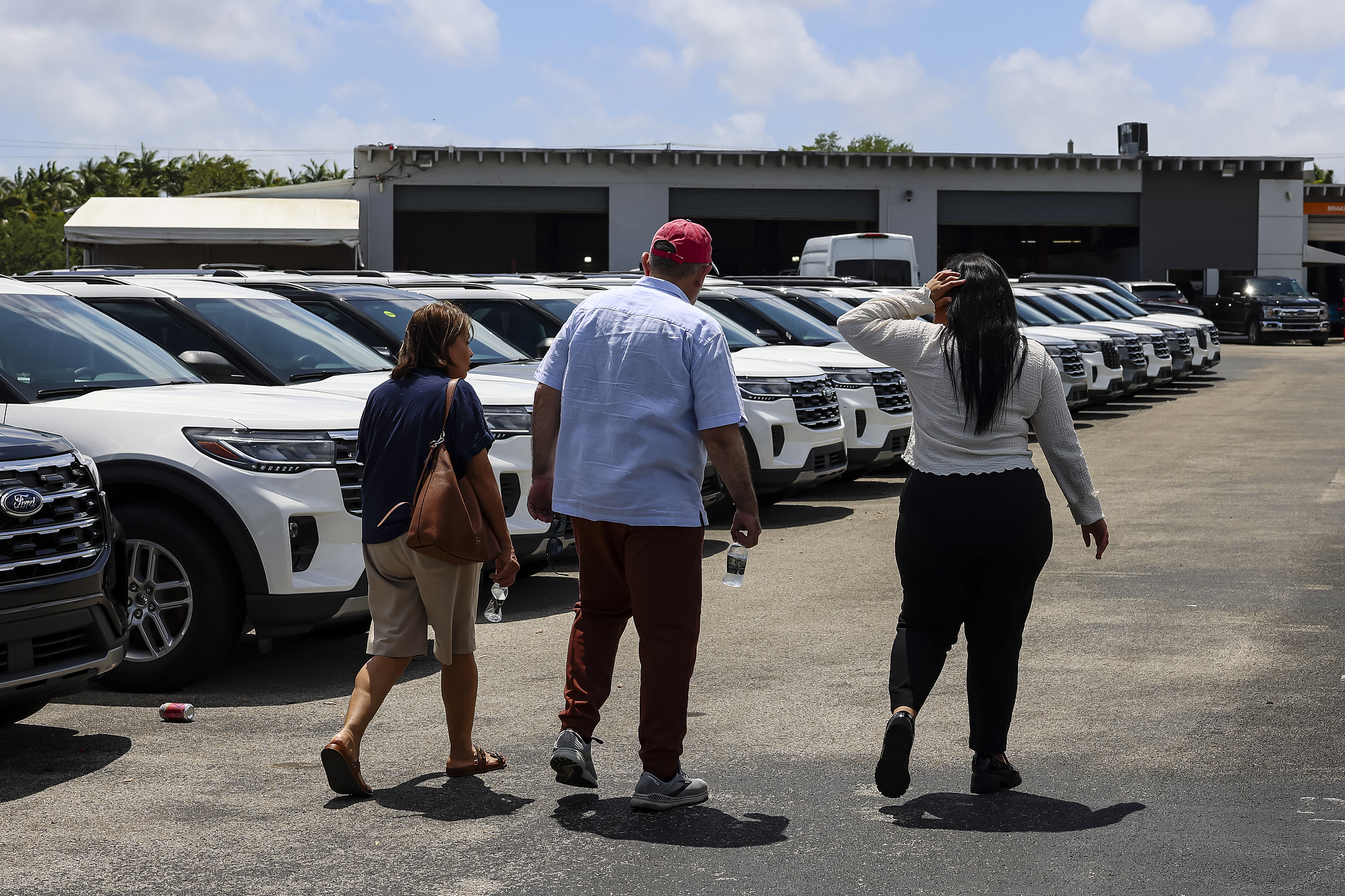 Car buyers rushing to lock in deals before potential price hikes at a car dealership in Miami, Florida, US, April 5, 2025. /VCG