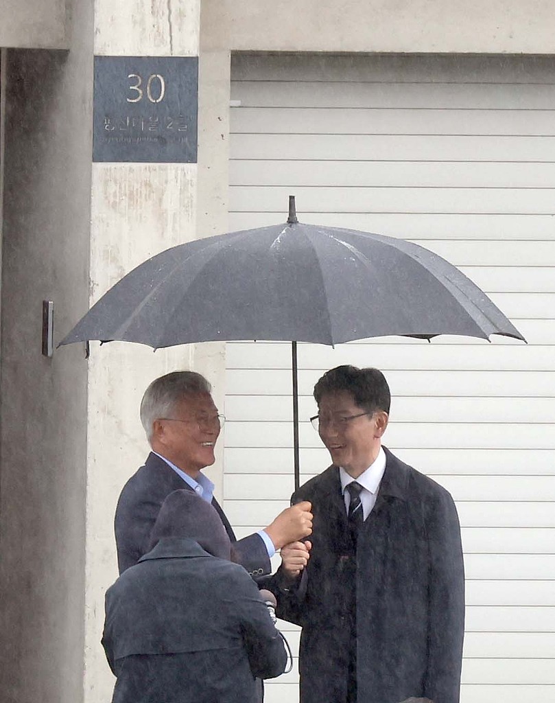 South Korean presidential candidate Kim Kyung-soo (R) visits former President Moon Jae-in in South Gyeongsang Province, South Korea, April 14, 2025 /CFP
