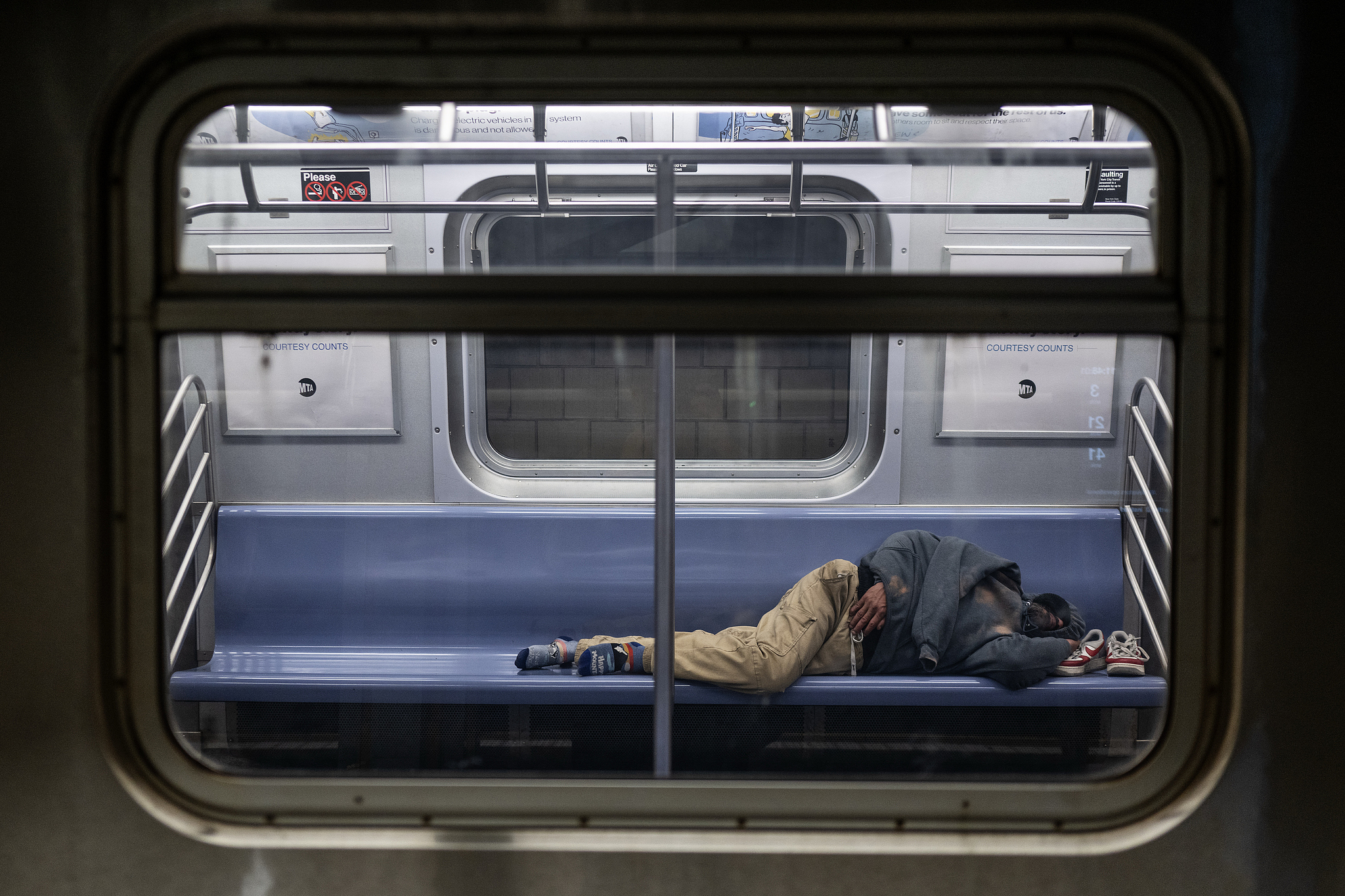 A passenger photographed asleep inside a New York Subway train at the Jamaica Center subway station, in Queens, New York, April 7, 2025. /VCG