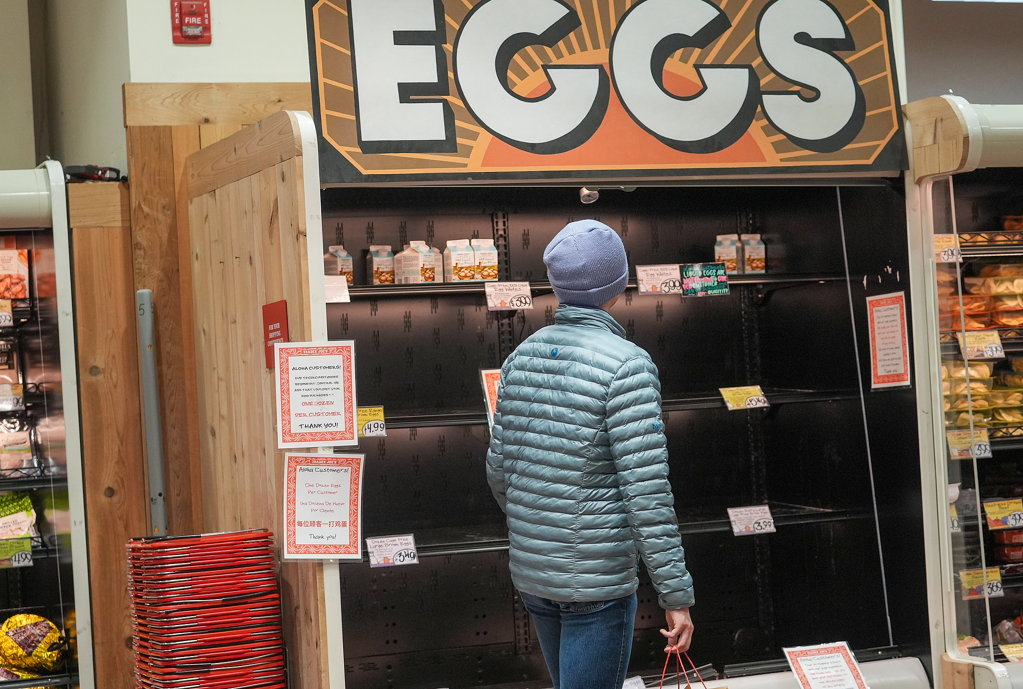 Empty egg shelves and a sign limiting purchases to one carton per customer are seen at a grocery store in New York, United States, April 16, 2025. / VCG