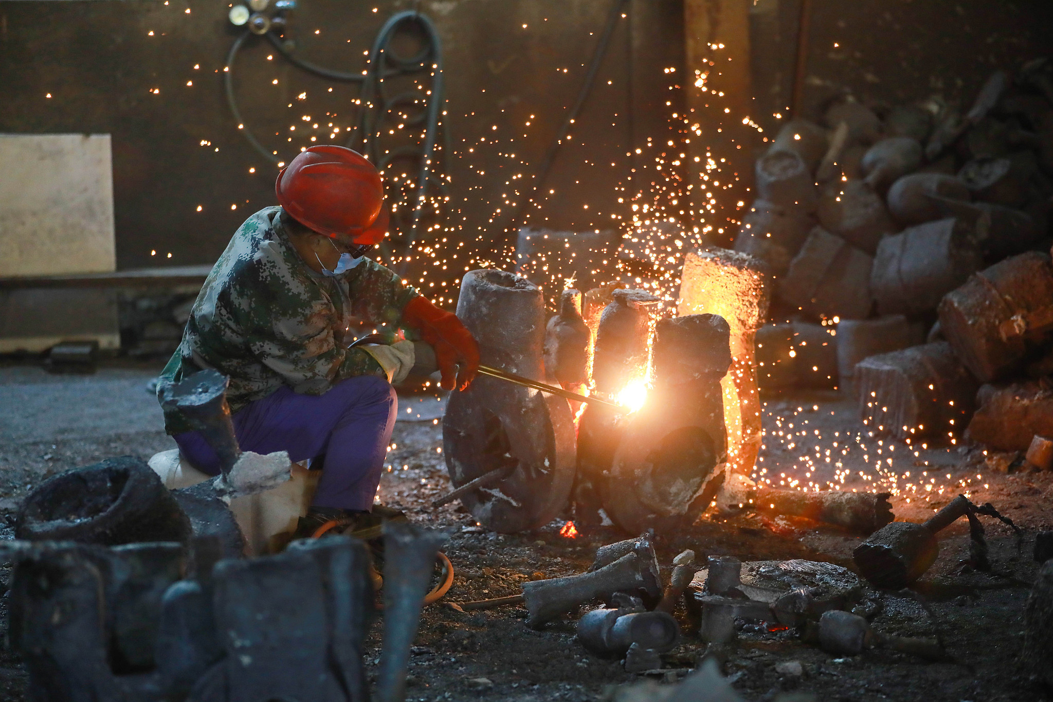 A worker conducting oxy-acetylene cutting operations in a manufacturing enterprise in Hangzhou, Zhejiang Province, April 14, 2025. /VCG