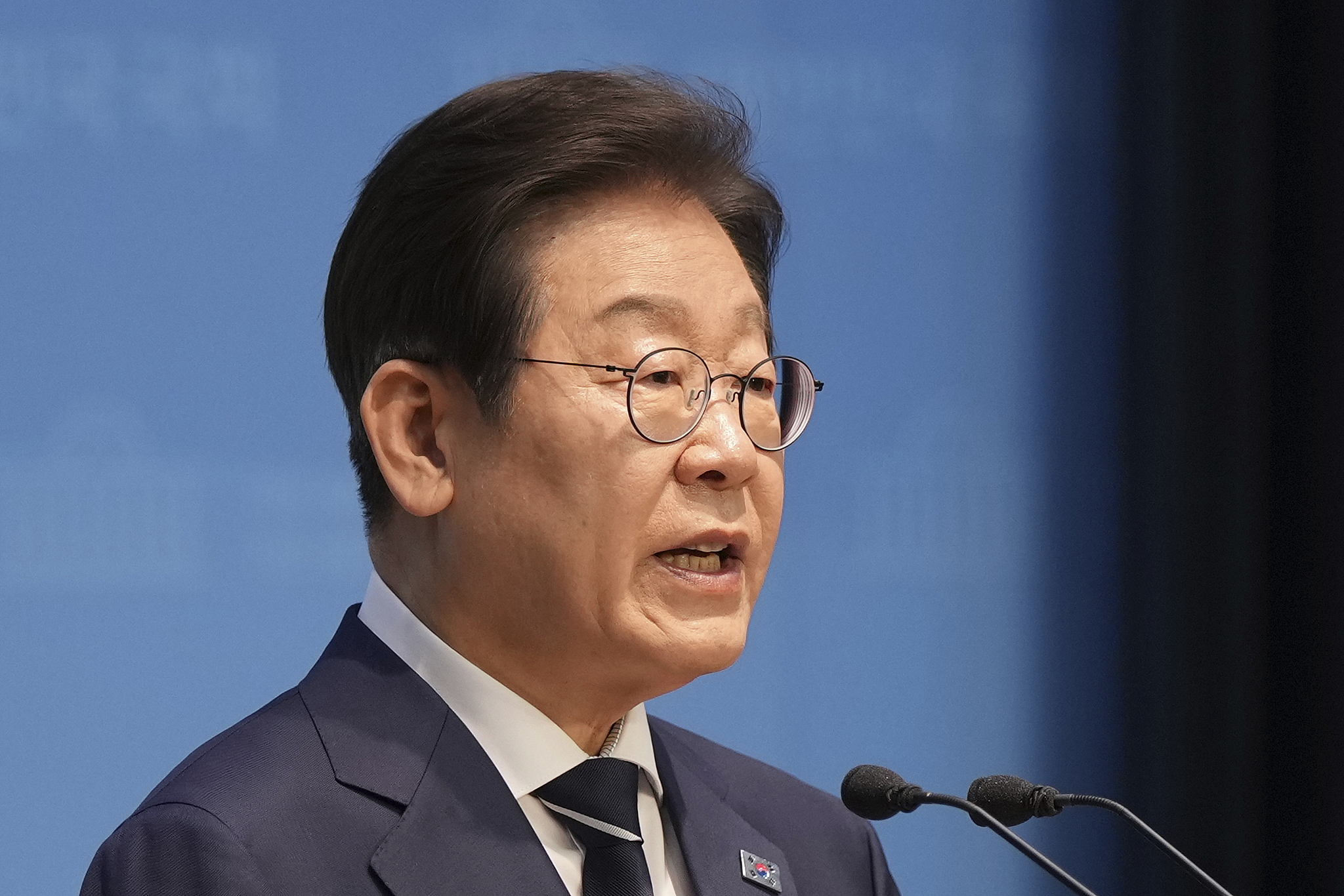 Lee Jae-myung speaks about his presidential bid to the media at National Assembly in Seoul, South Korea, April 11, 2025. /VCG