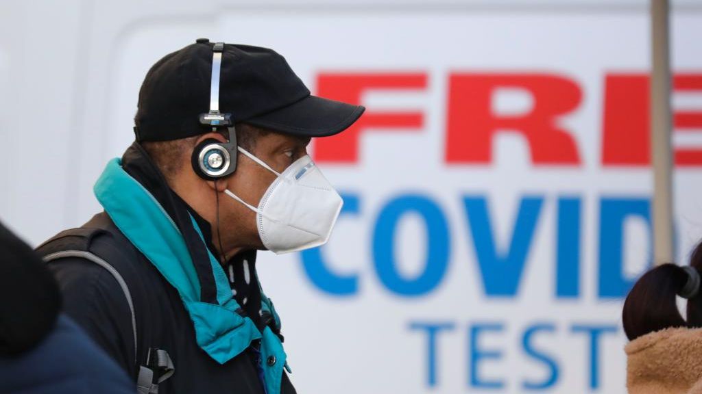 A man wearing a face mask walks on a street in Manhattan of New York, the United States, January 19, 2022. /Xinhua