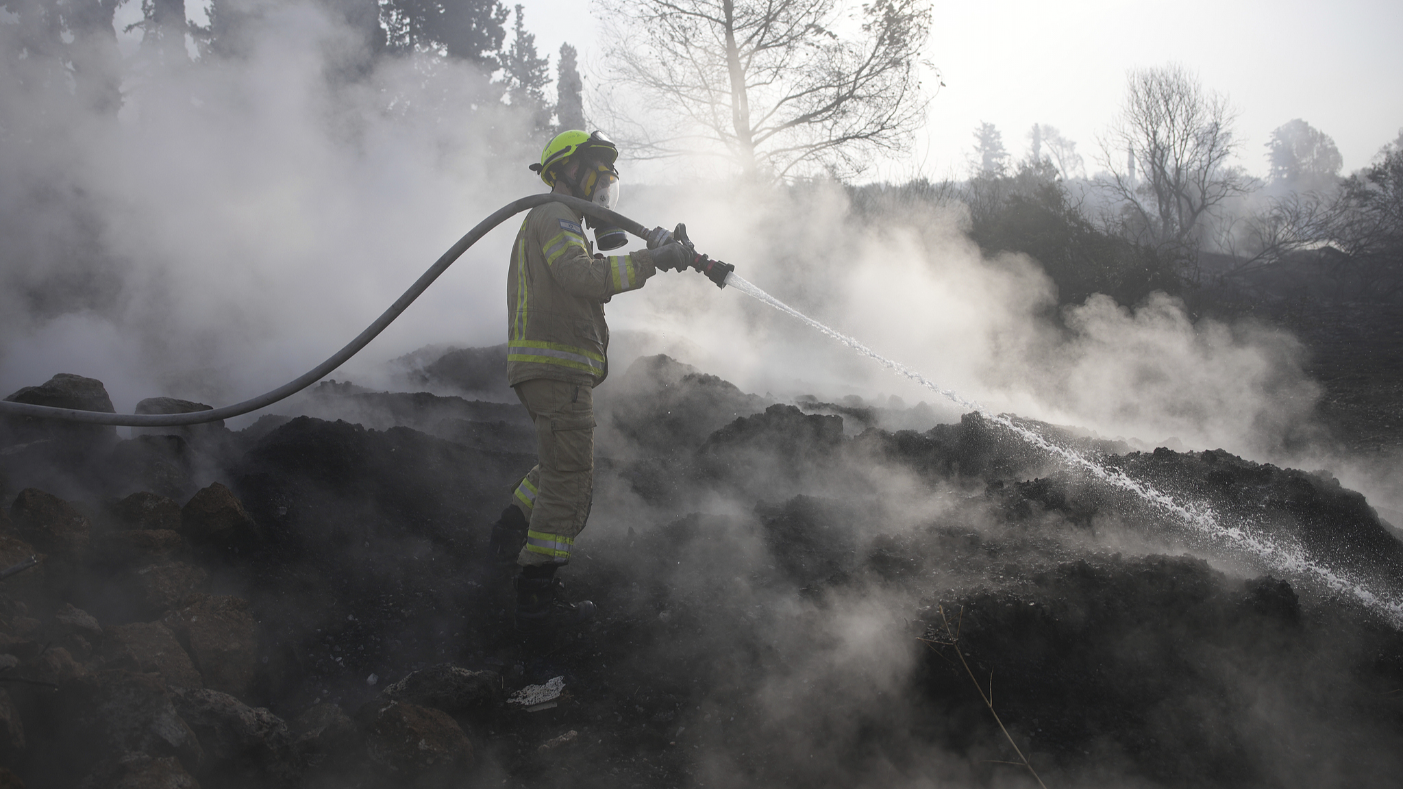 An Israeli firefighter battles a wildfire near Jerusalem, May 1, 2025. /VCG
