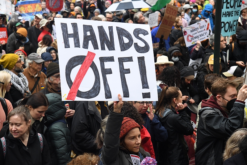 Protestors brave inclement weather to demonstrate against U.S. President Donald Trump's tariff, immigration, federal job-cutting and budget-cutting policies in New York, the U.S., April 5, 2025. /CFP