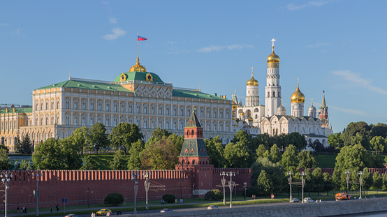 Xi Jinping attends welcome ceremony held by Putin