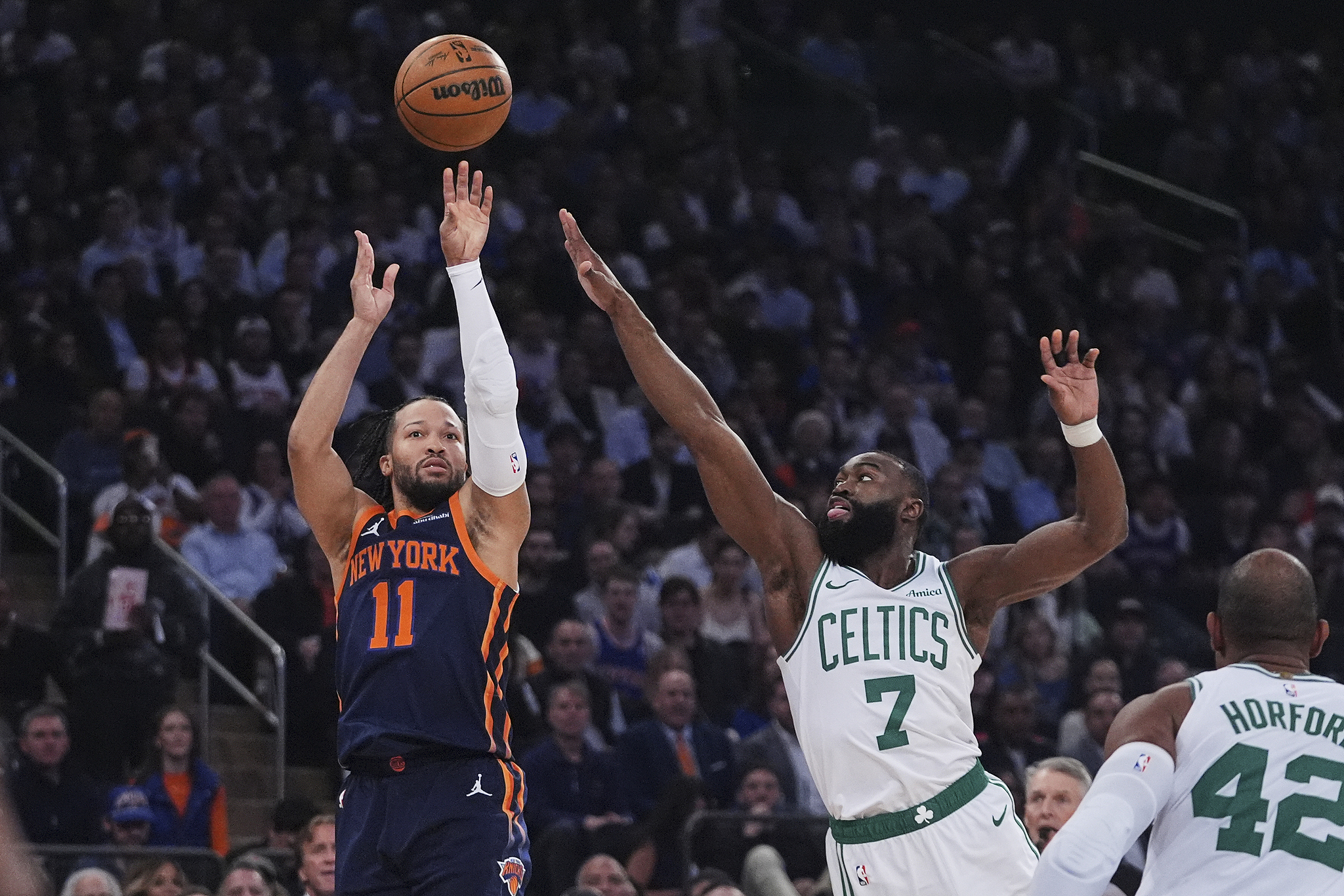 Jalen Brunson (#11) of the New York Knicks shoots in Game 4 of the NBA Eastern Conference semifinals against the Boston Celtics at Madison Square Garden in New York City, May 12, 2025. /VCG