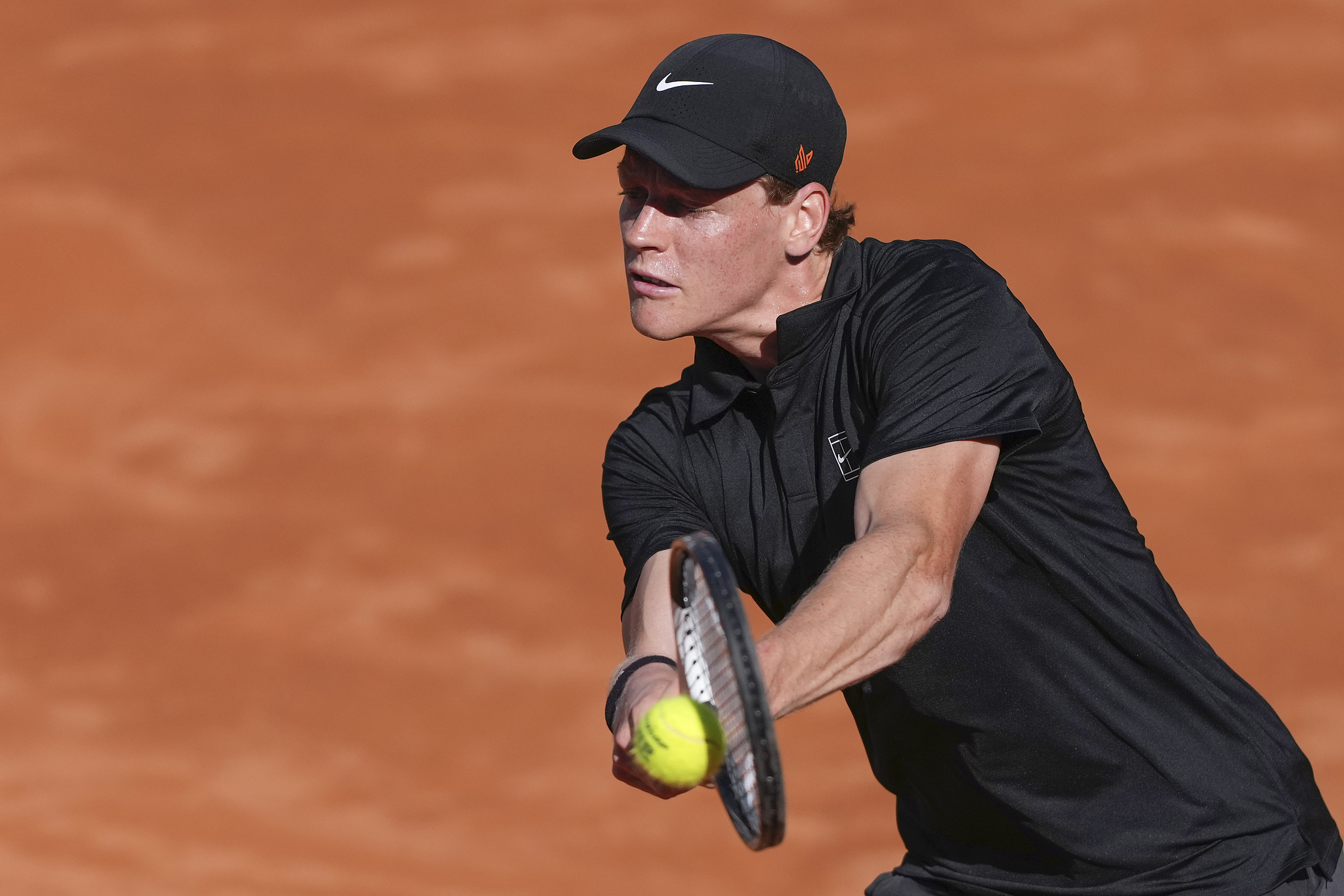 Jannik Sinner of Italy hits a shot in the men's singles match against Jesper De Jong of the Netherlands at the Italian Open in Rome, Italy, May 12, 2025. /VCG