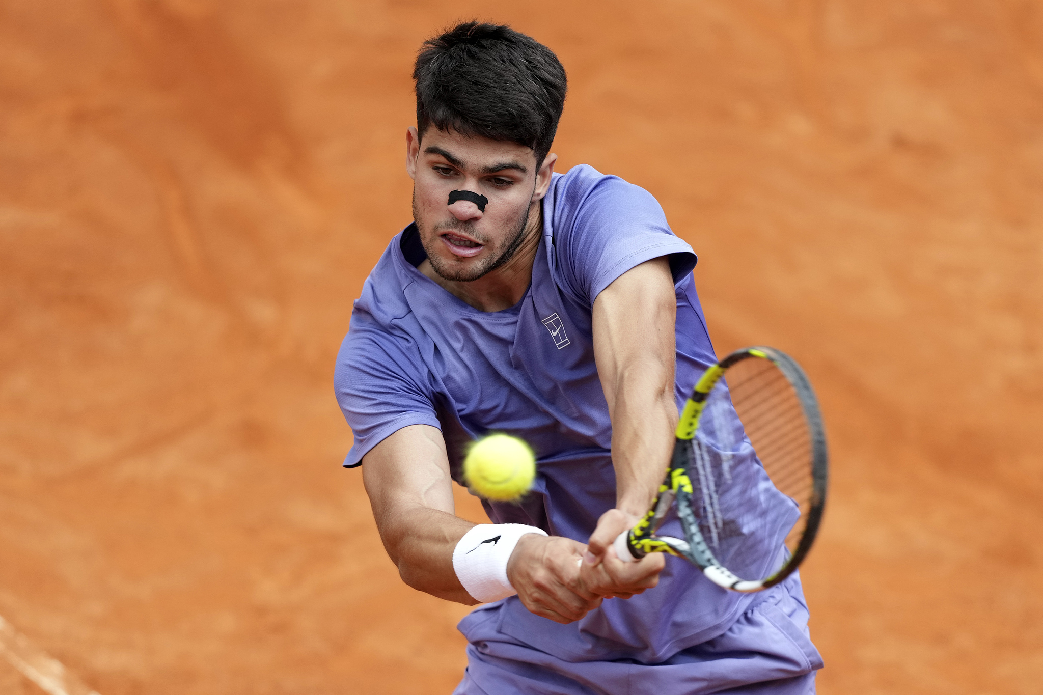 Carlos Alcaraz of Spain hits a shot against Jack Draper of Britain in a men's singles quarterfinal match at the Italian Open in Rome, Italy, May 14, 2025. /VCG