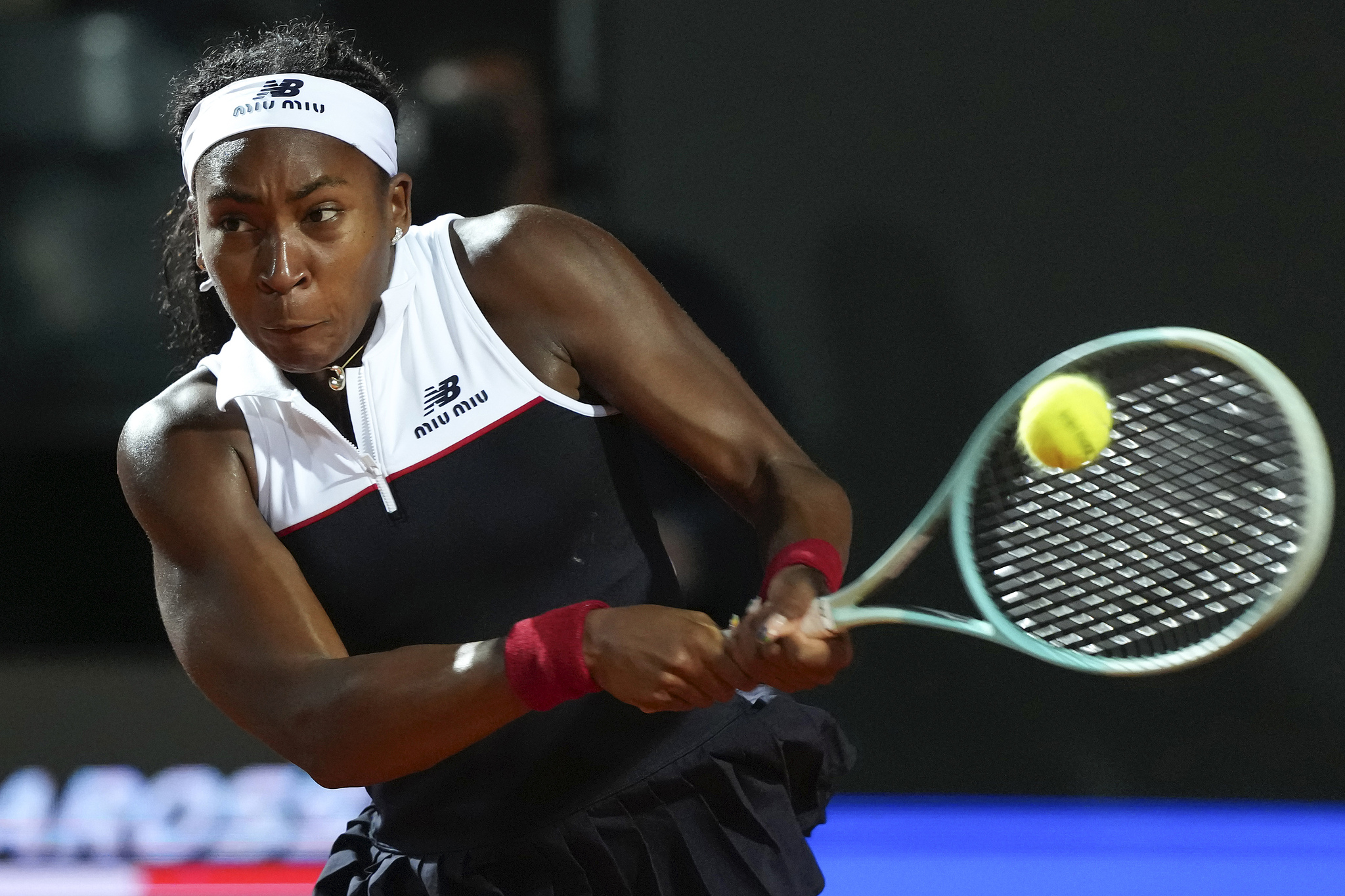 Coco Gauff of the U.S. hits a shot in the women's singles match against Zheng Qinwen of China at the Italian Open in Rome, Italy, May 15, 2025. /VCG
