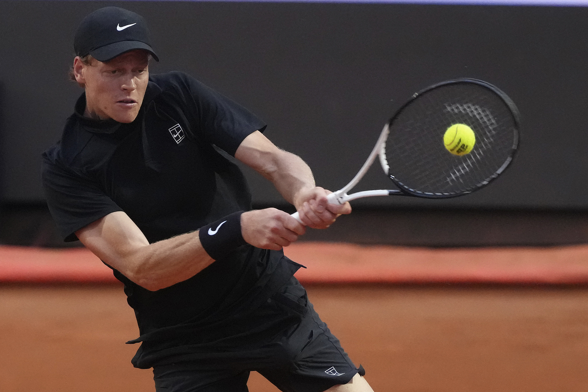 Jannik Sinner of Italy hits a shot in the men's singles match against Casper Ruud of Norway at the Italian Open in Rome, Italy, May 15, 2025. /VCG