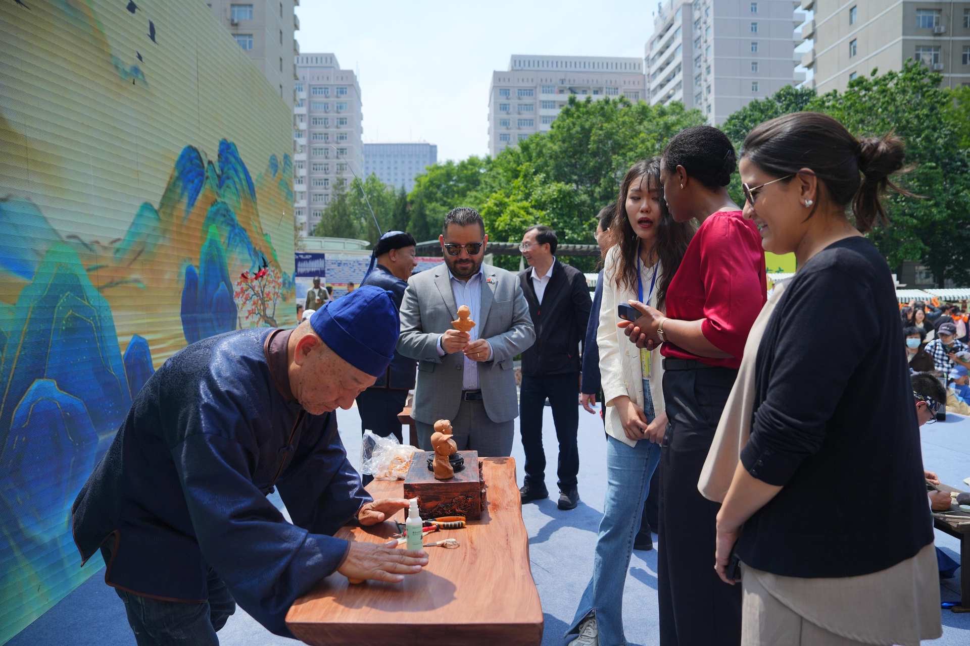 A Qing Dynasty-style clay sculpting stall was set up during a recent event, titled 