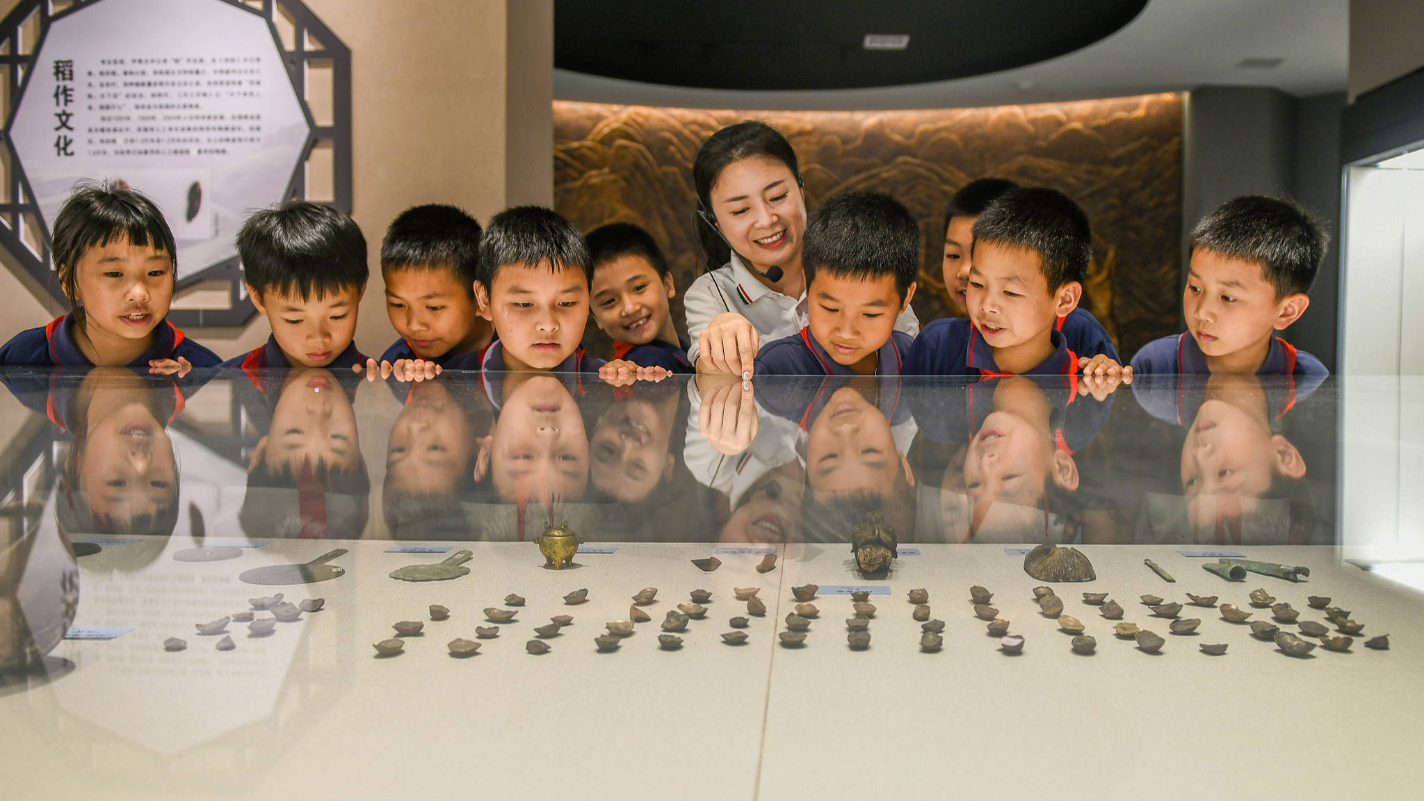 Students marvel at the cultural relics at a museum in Yongzhou City, central China's Hunan Province, May 18, 2025. /VCG