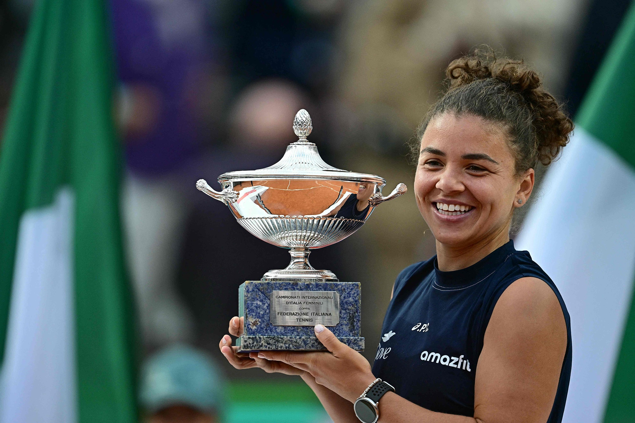 Jasmine Paolini of Italy poses with the Italian Open women's singles championship trophy after defeating Coco Gauff of the USA 6-4, 6-2 in the final in Rome, Italy, May 17, 2025. /VCG
