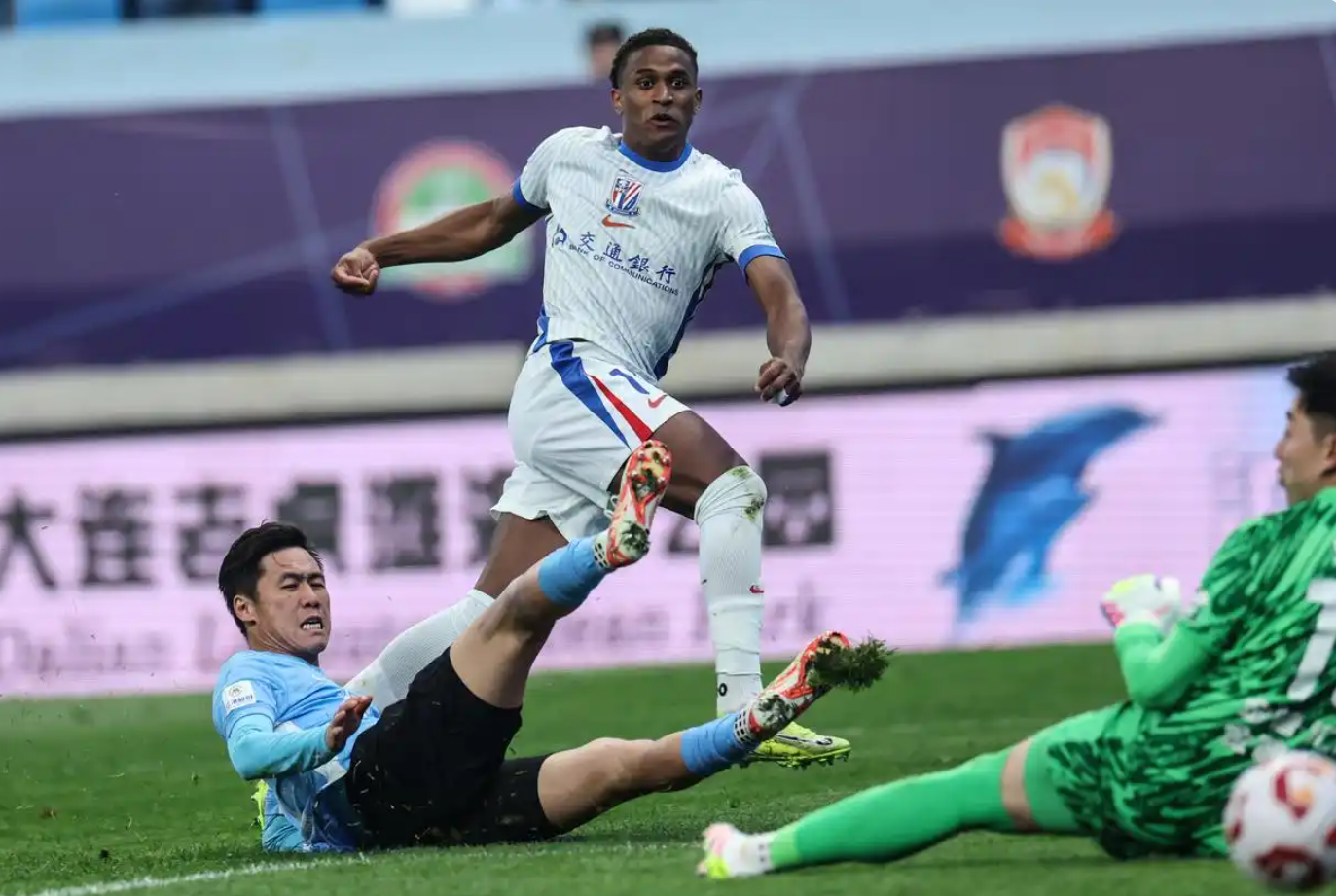 Saulo Mineiro (C) of Shanghai Shenhua scores a goal against Dalian Yingbo in a Chinese Super League (CSL) match in Dalian, northeast China's Liaoning Province, May 17, 2025. /Xinhua