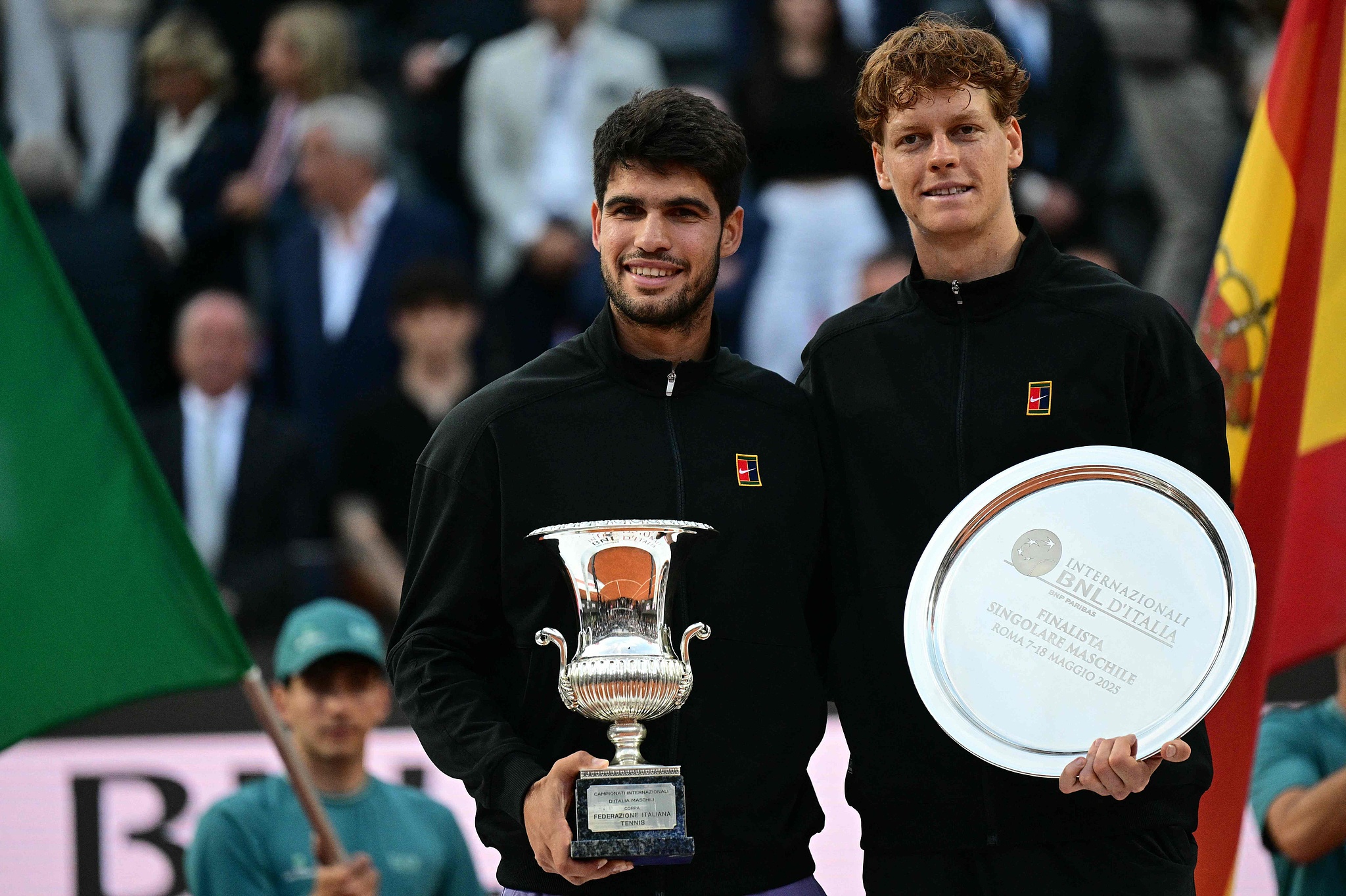 Spain's Carlos Alcaraz (L) and Italy's Jannik Sinner pose for photos after their men's singles final match in the ATP Italian Open at the Foro Italico in Rome, Italy, May 18, 2025. /VCG