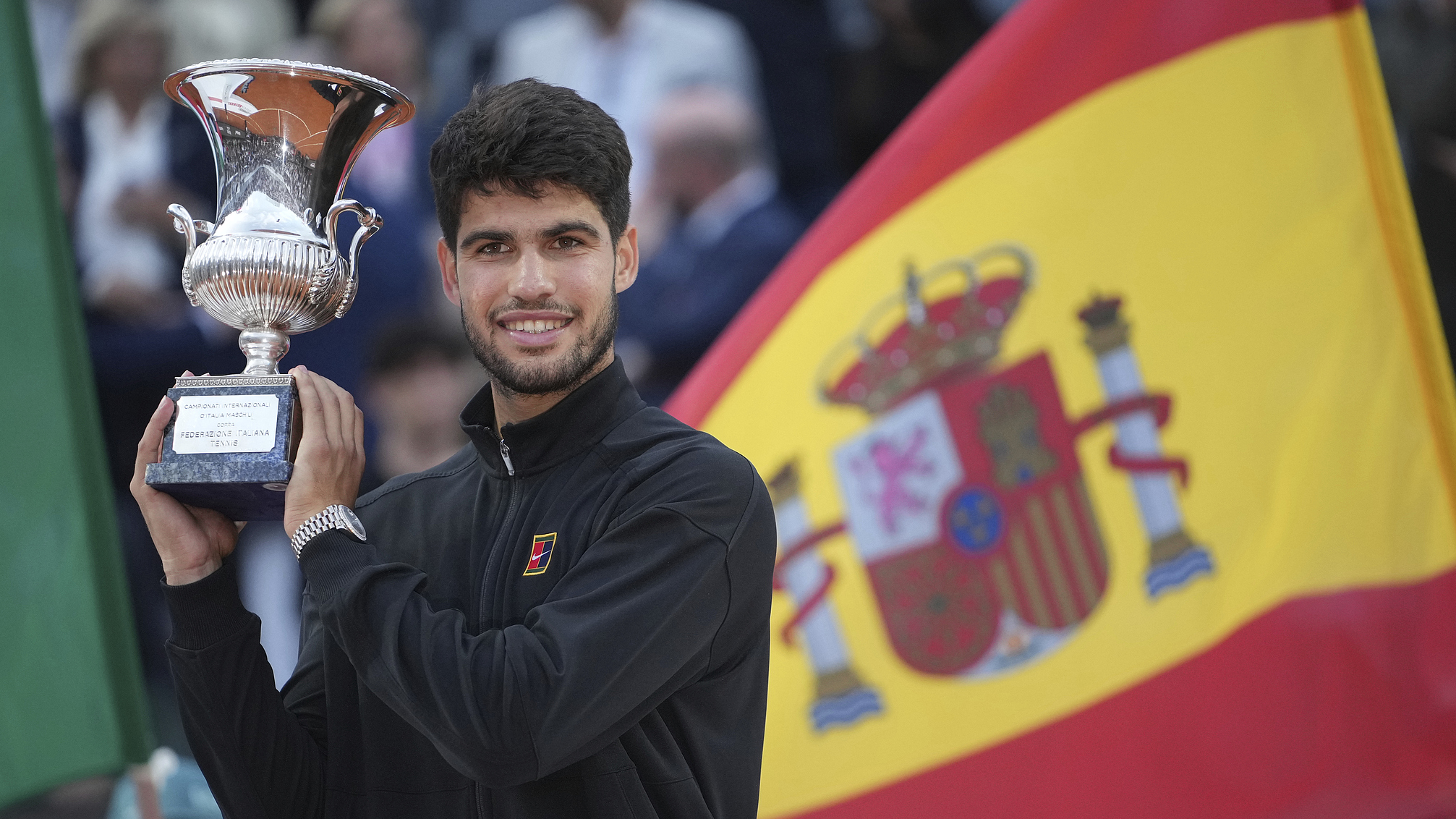 Carlos Alcaraz of Spain lifts the men's singles trophy after beating Jannik Sinner of Italy in the final to win the ATP Italian Open at the Foro Italico in Rome, Italy, May 18, 2025. /VCG