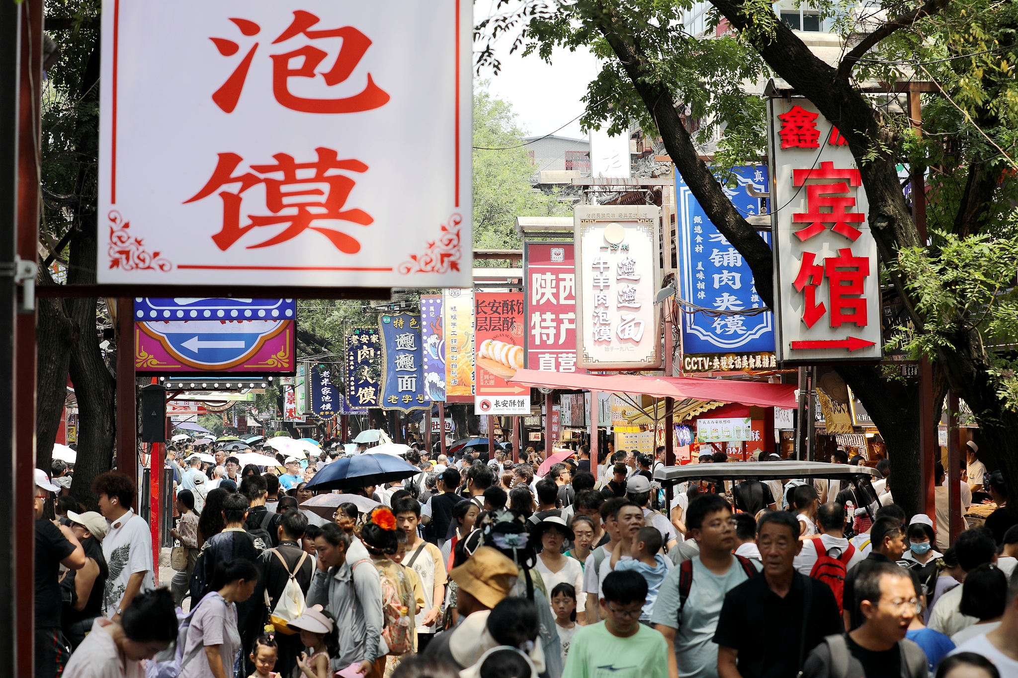 A file photo shows the Muslim Quarter, a popular snack street in Xi'an, Shaanxi Province. /VCG