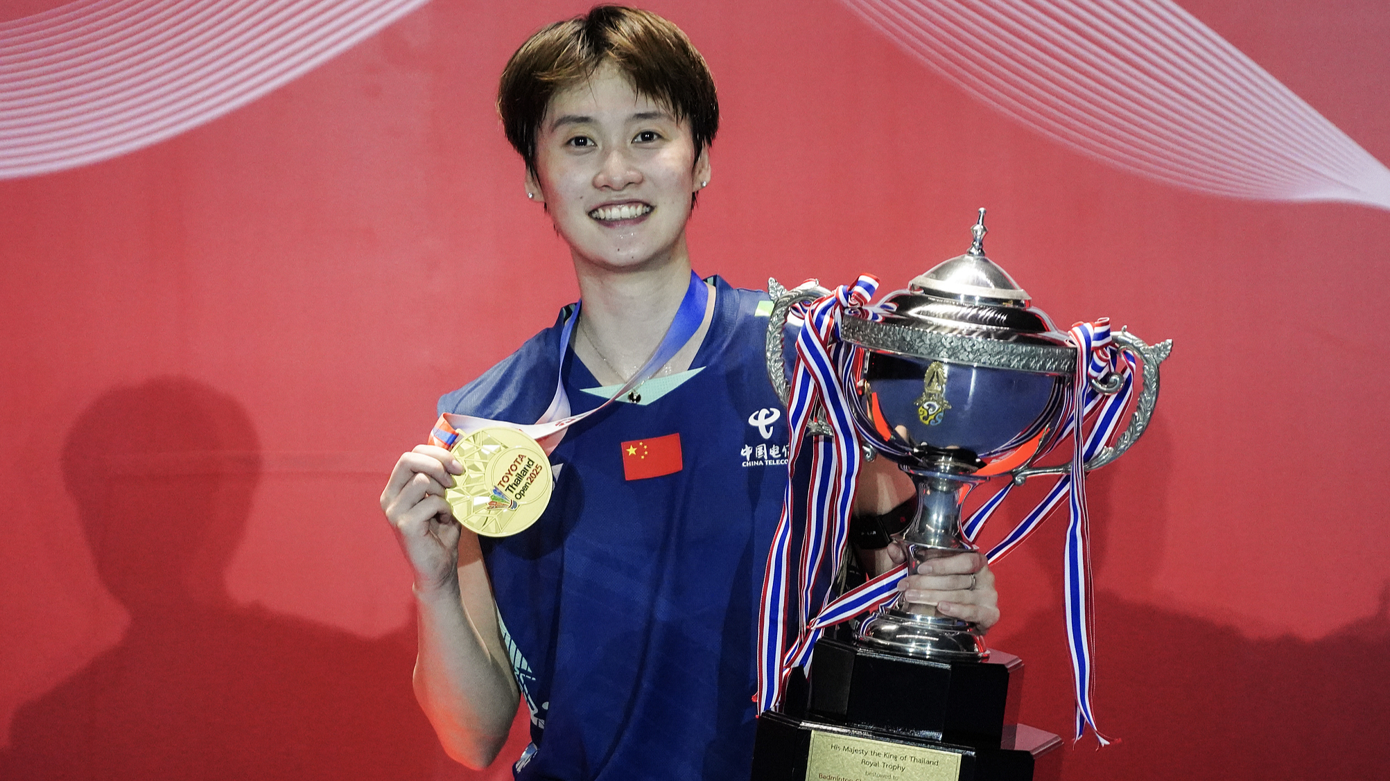 Chinese badminton players clinch two titles at Thailand Open