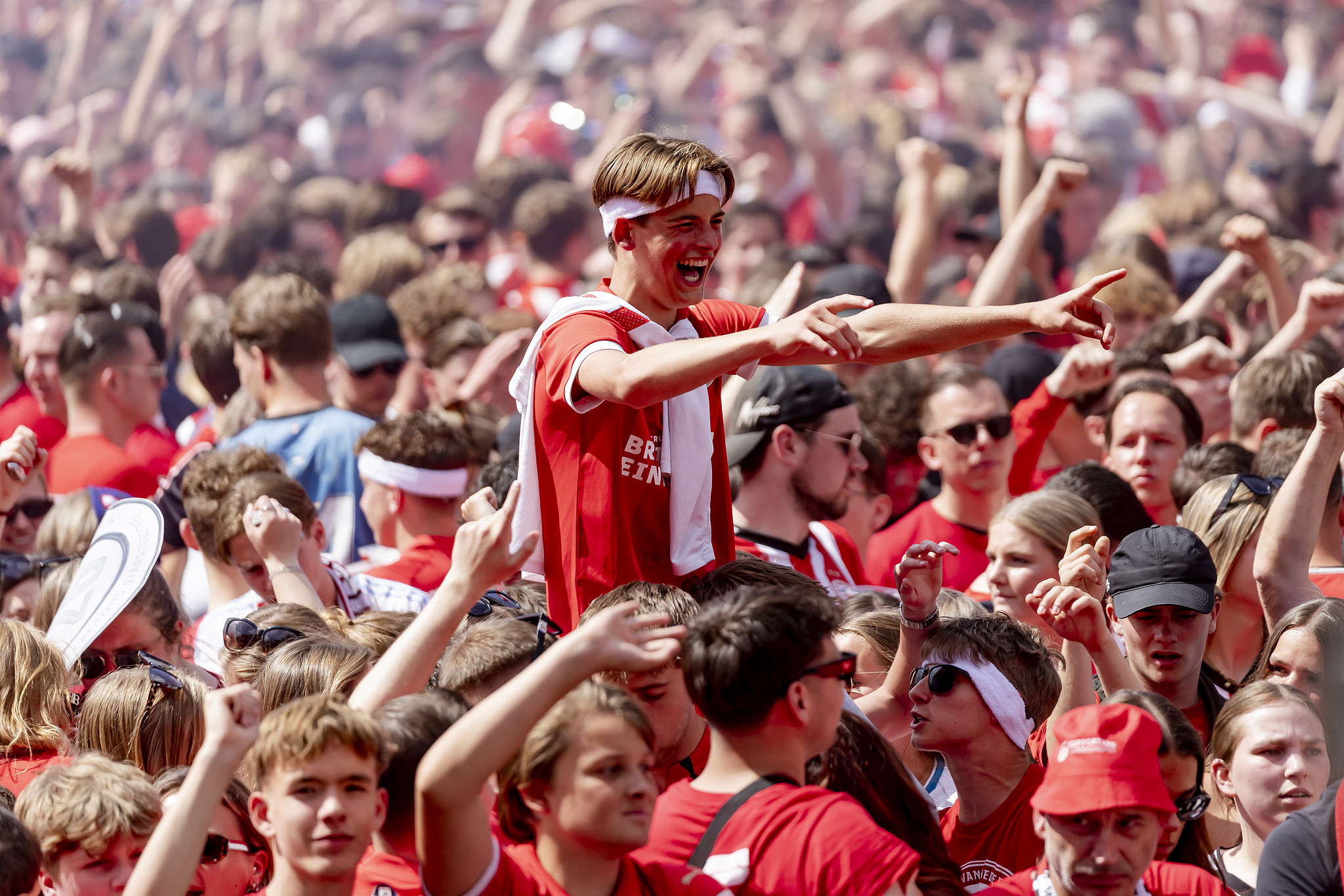 Supporters of PSV Eindhoven celebrate the Eredivisie championship victory during the PSV Champions Trophy Parade at the City of Eindhoven in Eindhoven, Netherlands, May 19, 2025. /VCG 