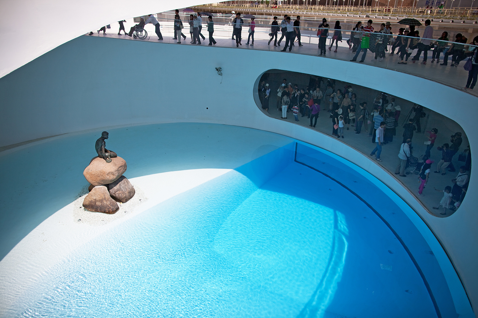 Visitors admire the Little Mermaid statue at the Denmark Pavilion during the Shanghai World Expo on May 3, 2010. /VCG