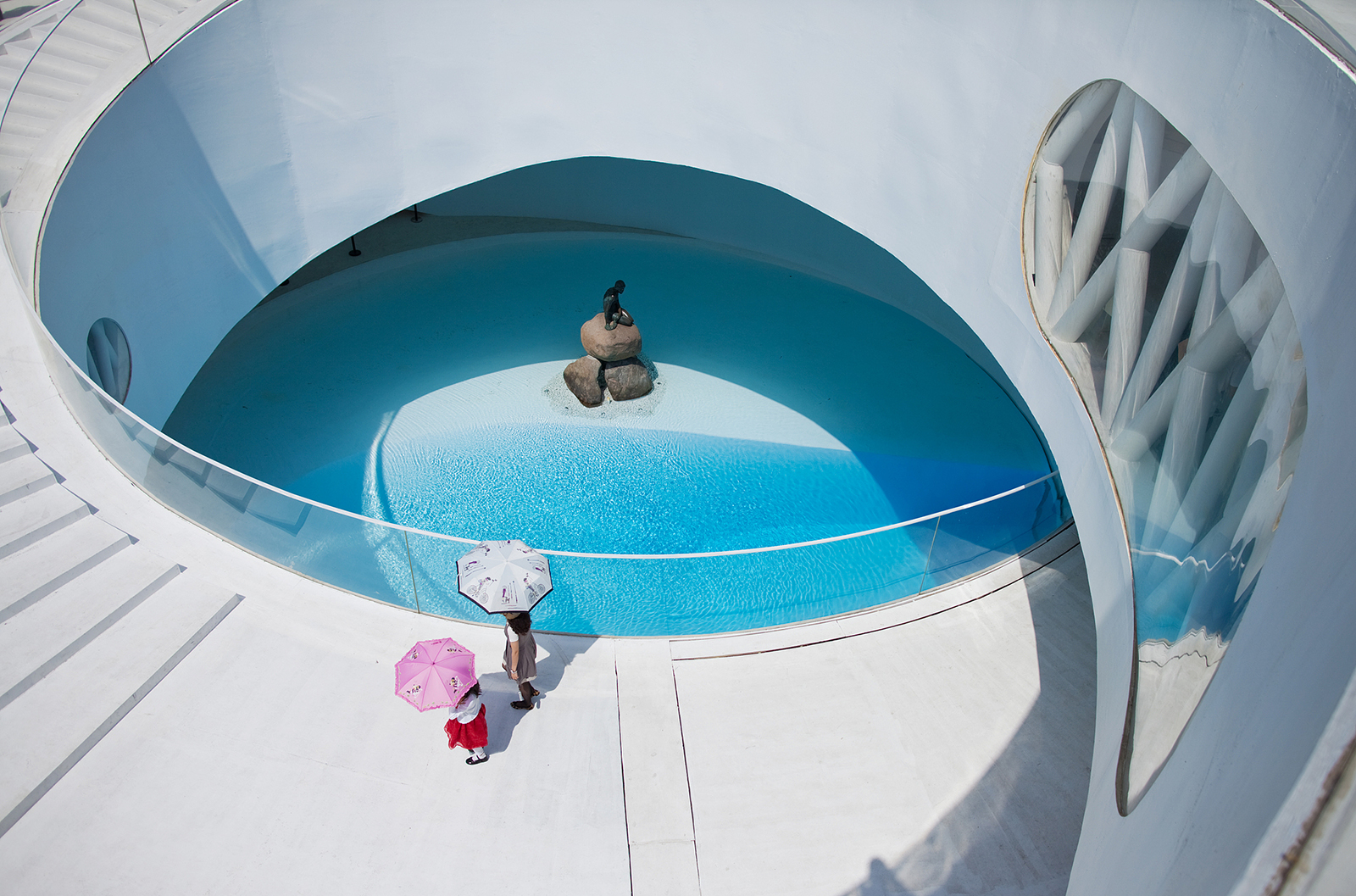 Visitors admire the Little Mermaid statue at the Denmark Pavilion during the Shanghai World Expo on May 3, 2010. /VCG