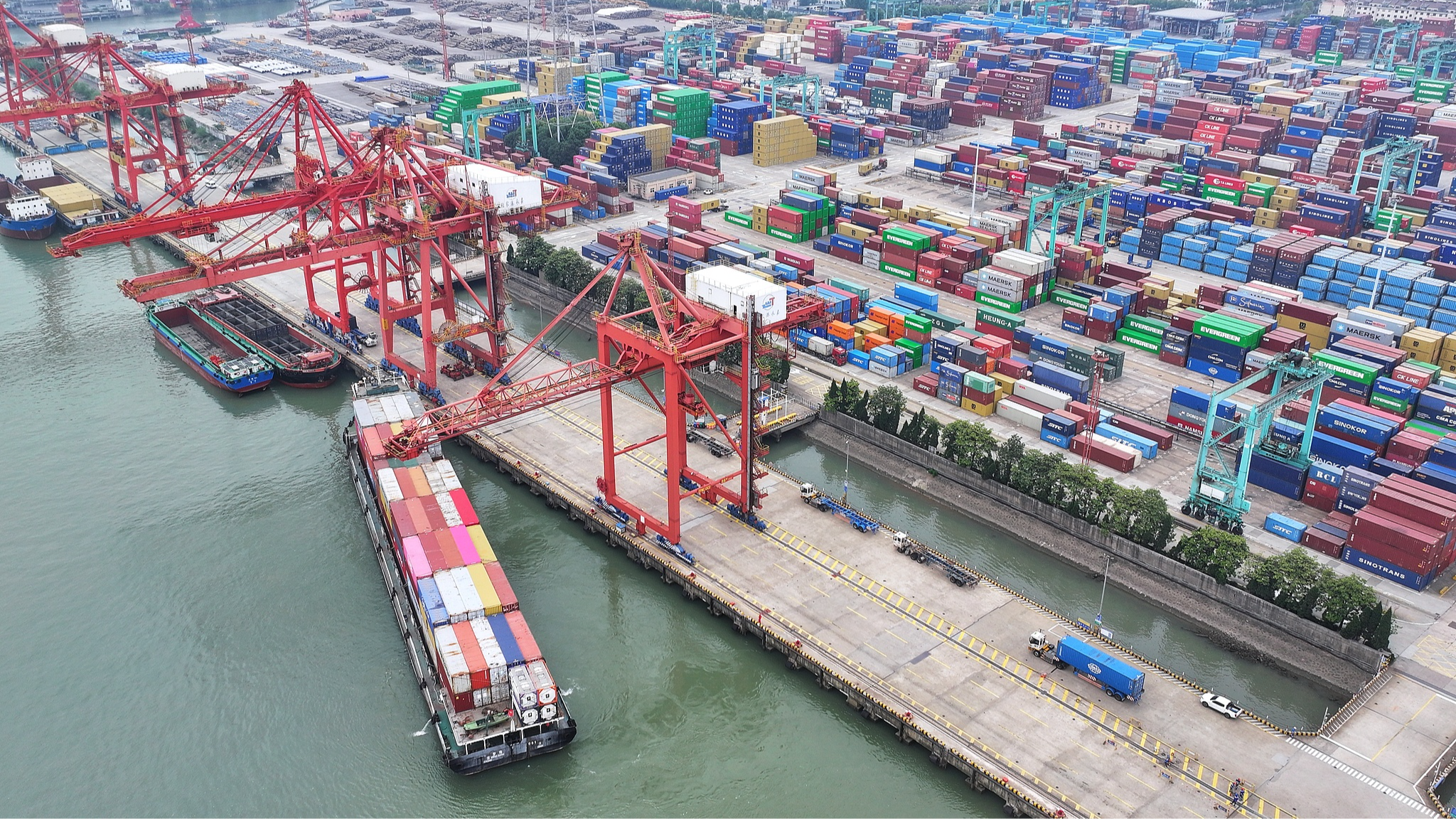 Cargo ships docking and undocking at the Zhangjiagang Port, Suzhou, Jiangsu Province, on May 20, 2025. /VCG