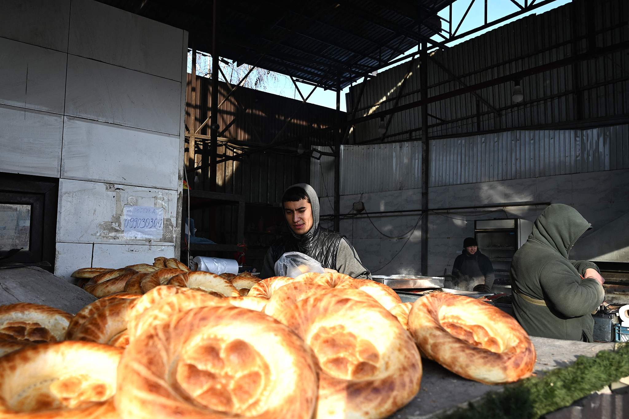 The Osh Bazaar in Bishkek, Kyrgyzstan /VCG