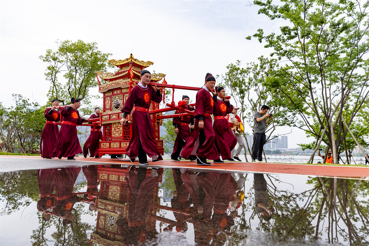 A Song-style wedding parade takes place in Ninghai, Zhejiang Province, on May 20, 2025. /Photo provided to CGTN by Wang Minjie
