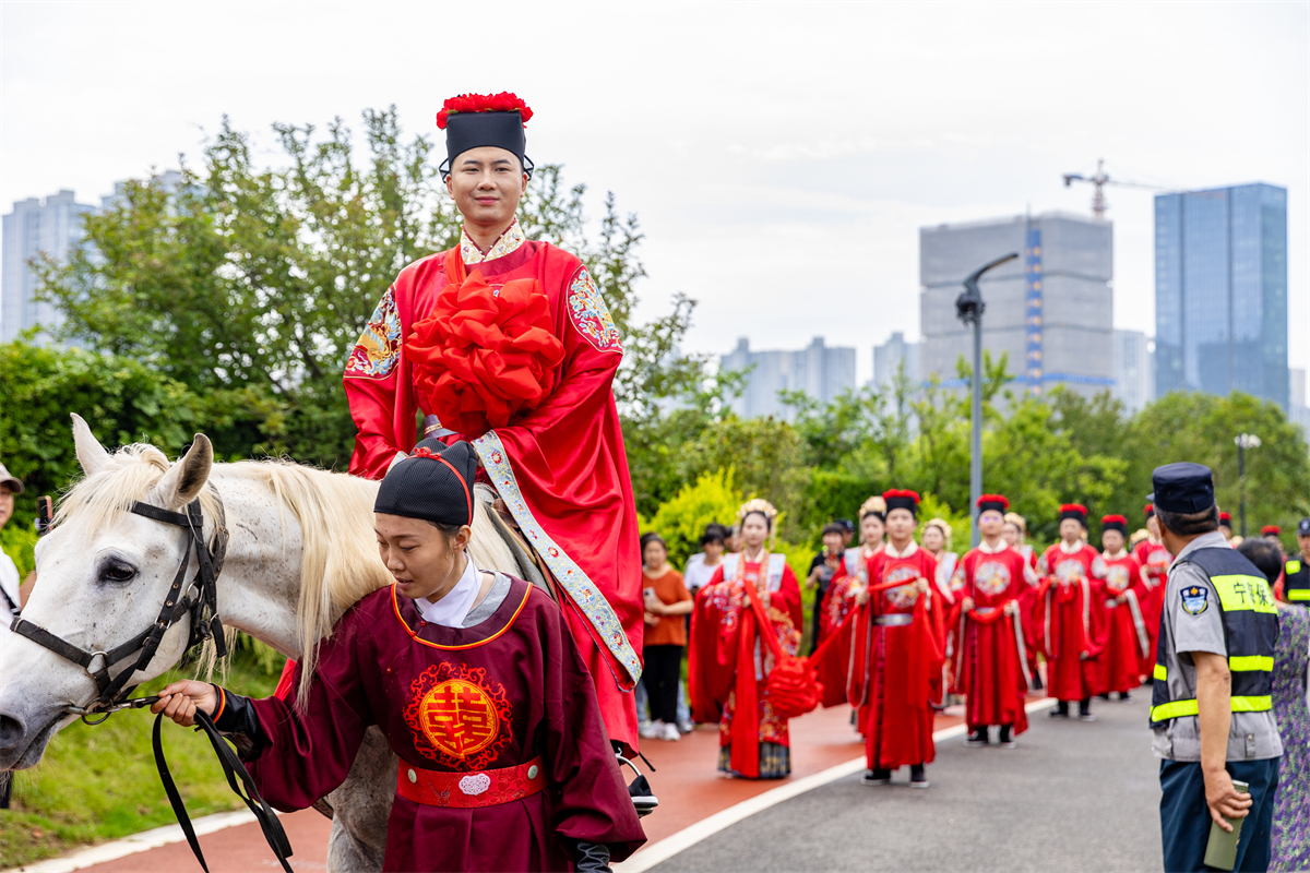 A Song-style wedding parade takes place in Ninghai, Zhejiang Province, on May 20, 2025. /Photo provided to CGTN by Wang Minjie