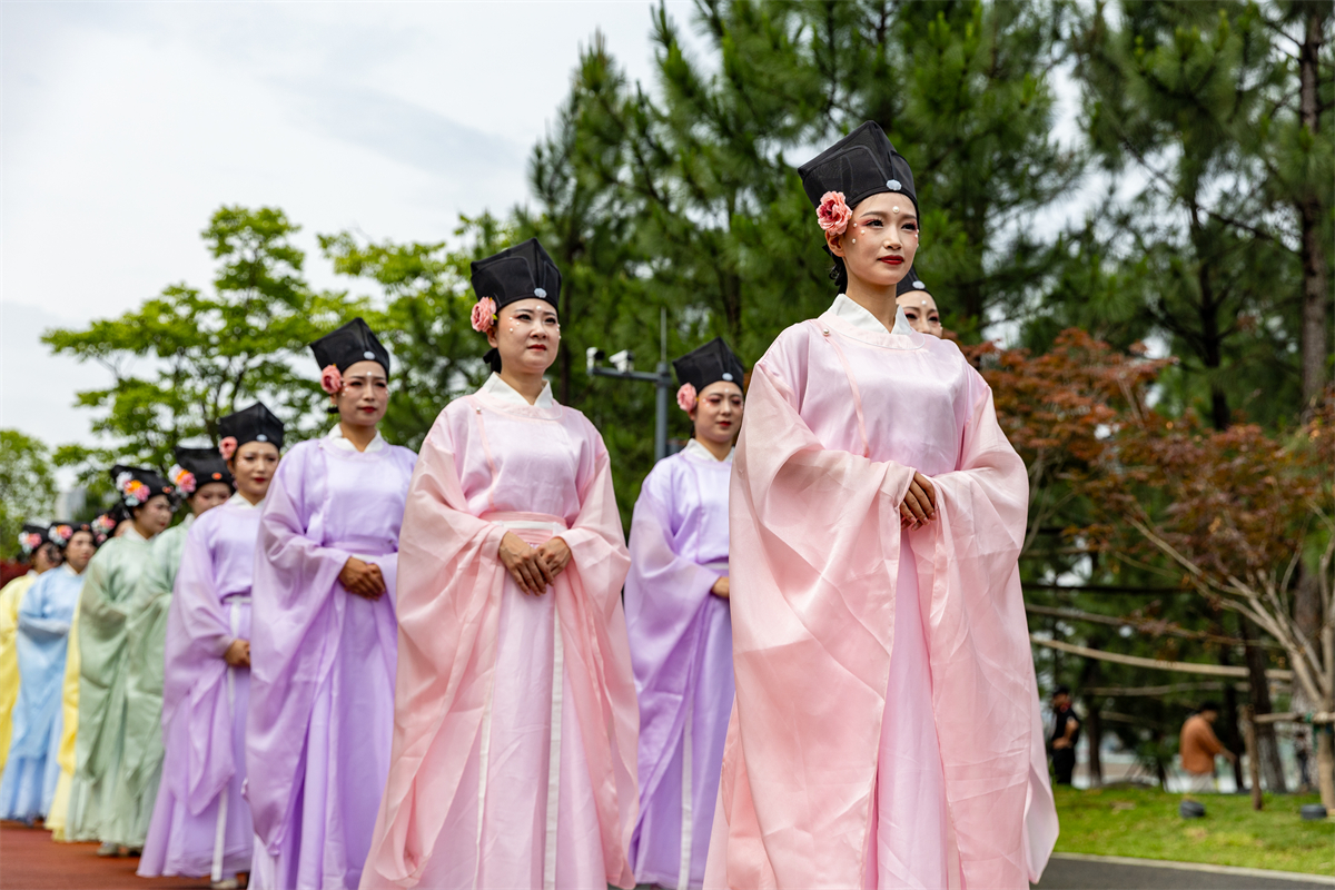 A Song-style wedding parade takes place in Ninghai, Zhejiang Province, on May 20, 2025. /Photo provided to CGTN by Wang Minjie