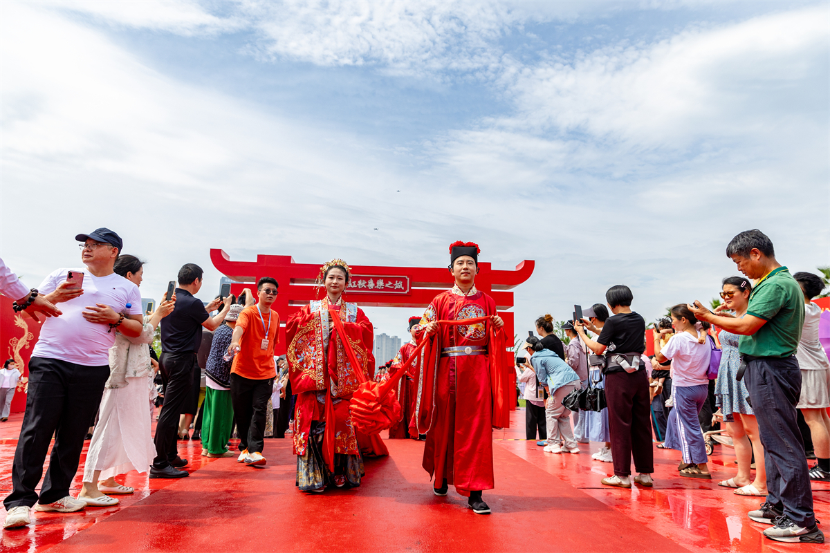 A Song-style wedding parade takes place in Ninghai, Zhejiang Province, on May 20, 2025. /Photo provided to CGTN by Wang Minjie