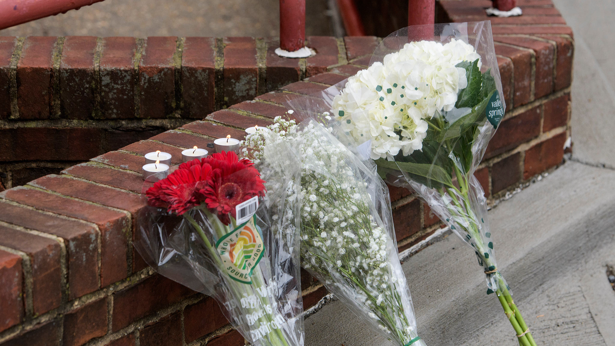 Flowers and candles are pictured as law enforcement works the scene after two staff members of the Israeli Embassy in Washington were shot and killed outside the Capital Jewish Museum in Washington, D.C., U.S., May 22, 2025. /VCG