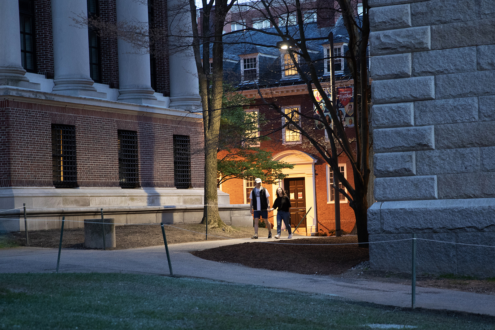 Students walk on campus at Harvard University in Massachusetts, United States. /VCG