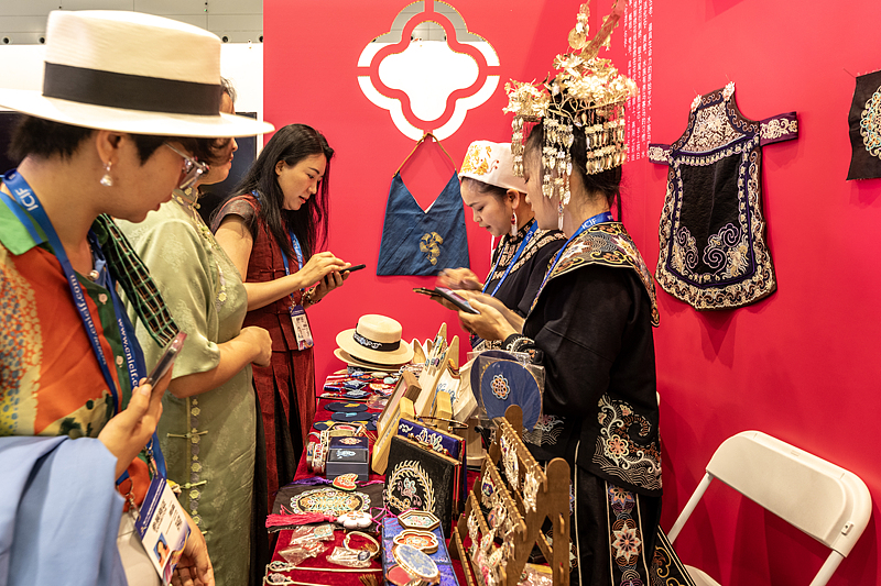 Inheritors showcase their products at the 21st China (Shenzhen) International Cultural Industries Fair in Shenzhen, Guangdong Province, May 22, 2025. /VCG