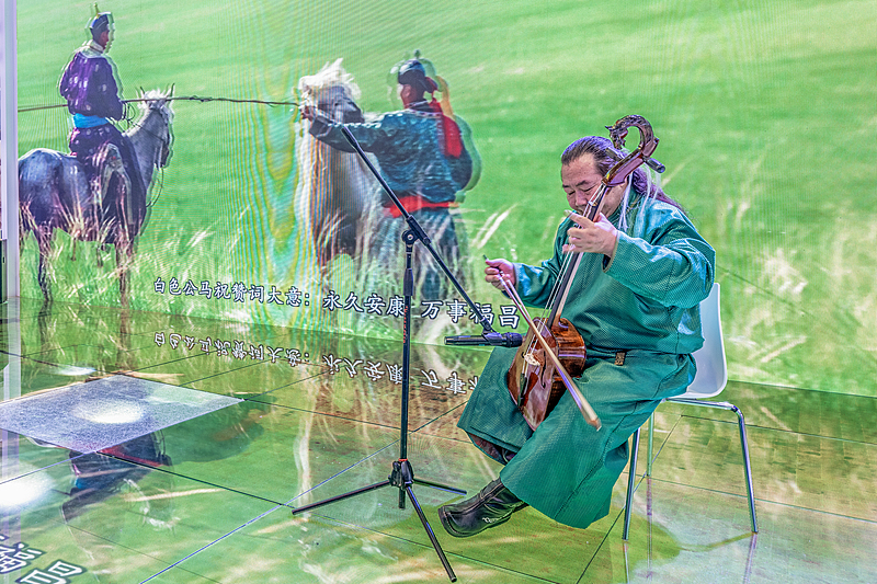 An inheritor showcases his skills at the 21st China (Shenzhen) International Cultural Industries Fair in Shenzhen, Guangdong Province, May 22, 2025. /VCG