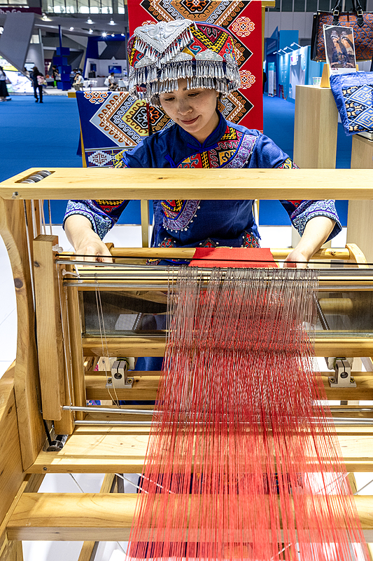 An inheritor showcases her skills at the 21st China (Shenzhen) International Cultural Industries Fair in Shenzhen, Guangdong Province, May 22, 2025. /VCG