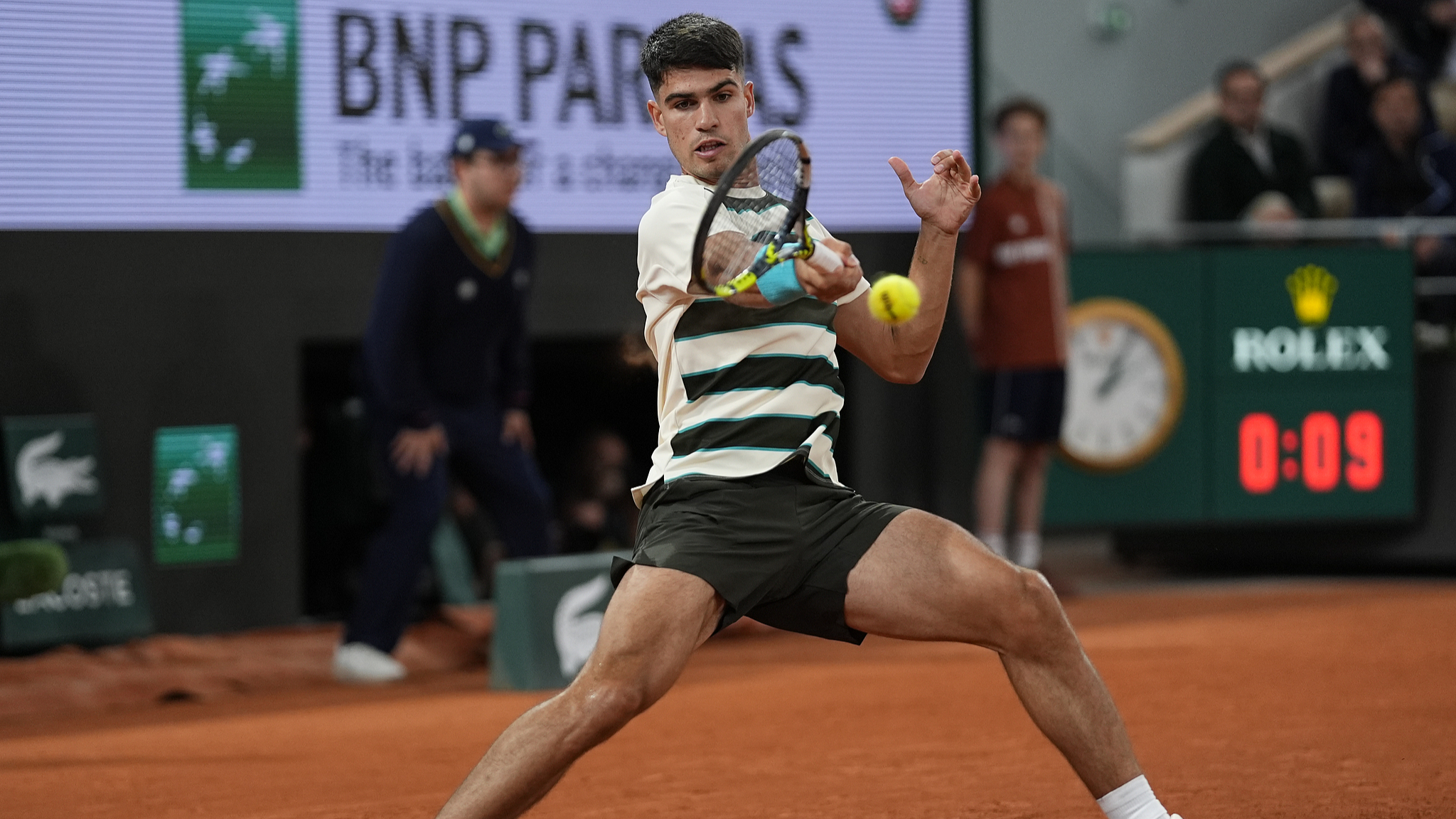 Alcaraz stumbles but ousts Dzumhur to reach round of 16 at French Open