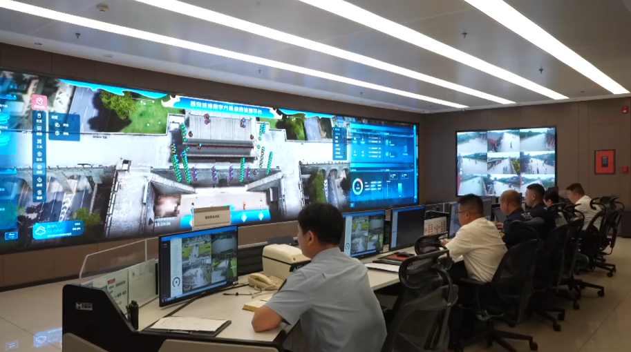 A management team of Xi'an city wall monitor a digital twin of the wall. /CMG