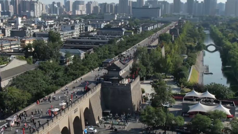 A part of the Xi'an city wall. /VCG