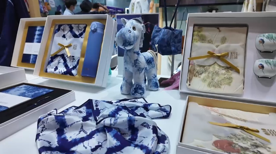 Tie-dyeing products. /CMG