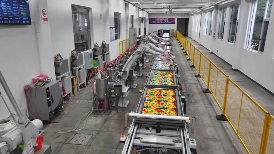 AI-powered robots performing tie-dyeing. /CMG