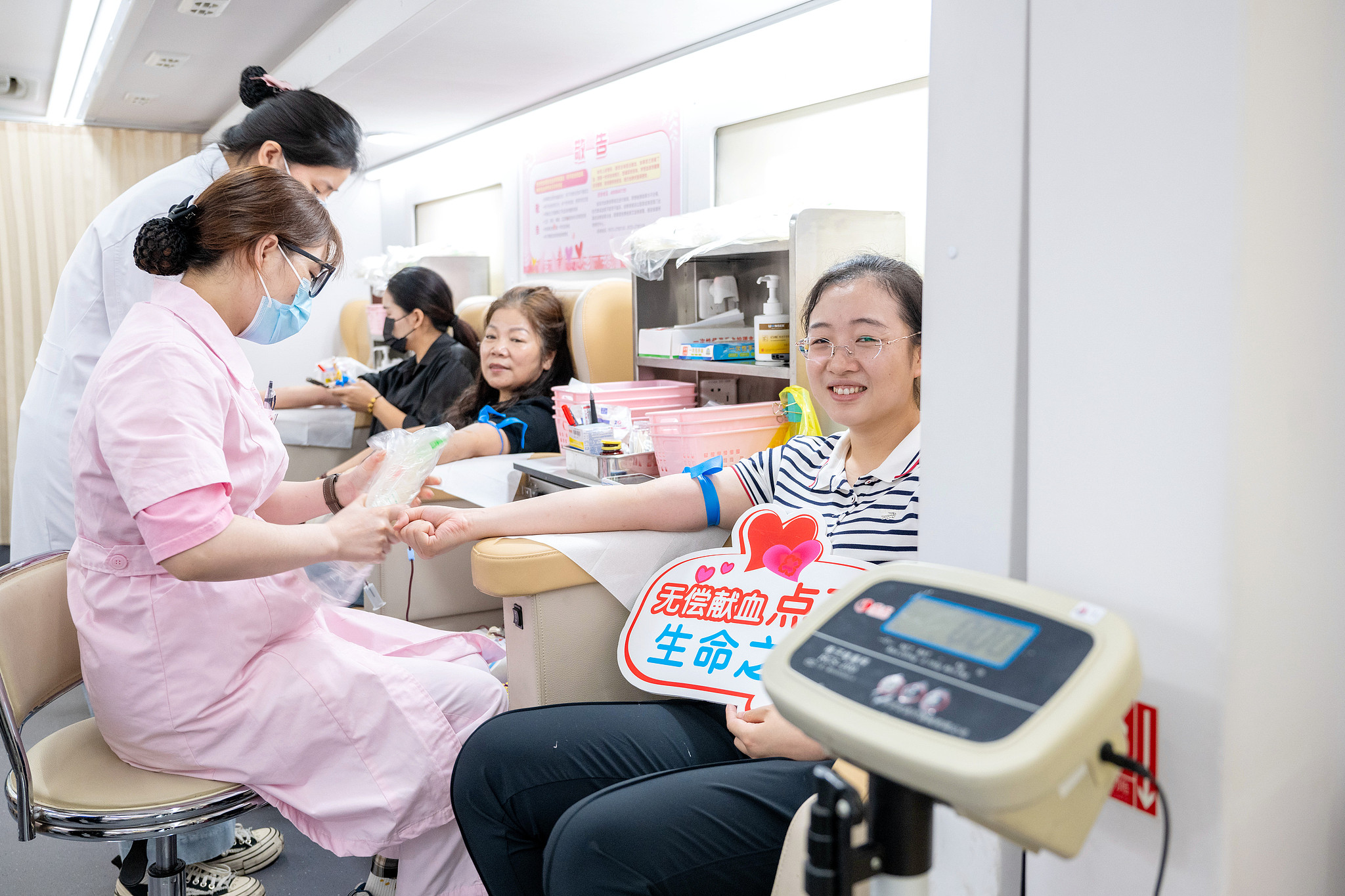 Citizens donate blood on a blood donation vehicle, in Huzhou, east China's Zhejiang Province, June 13, 2025. /VCG 