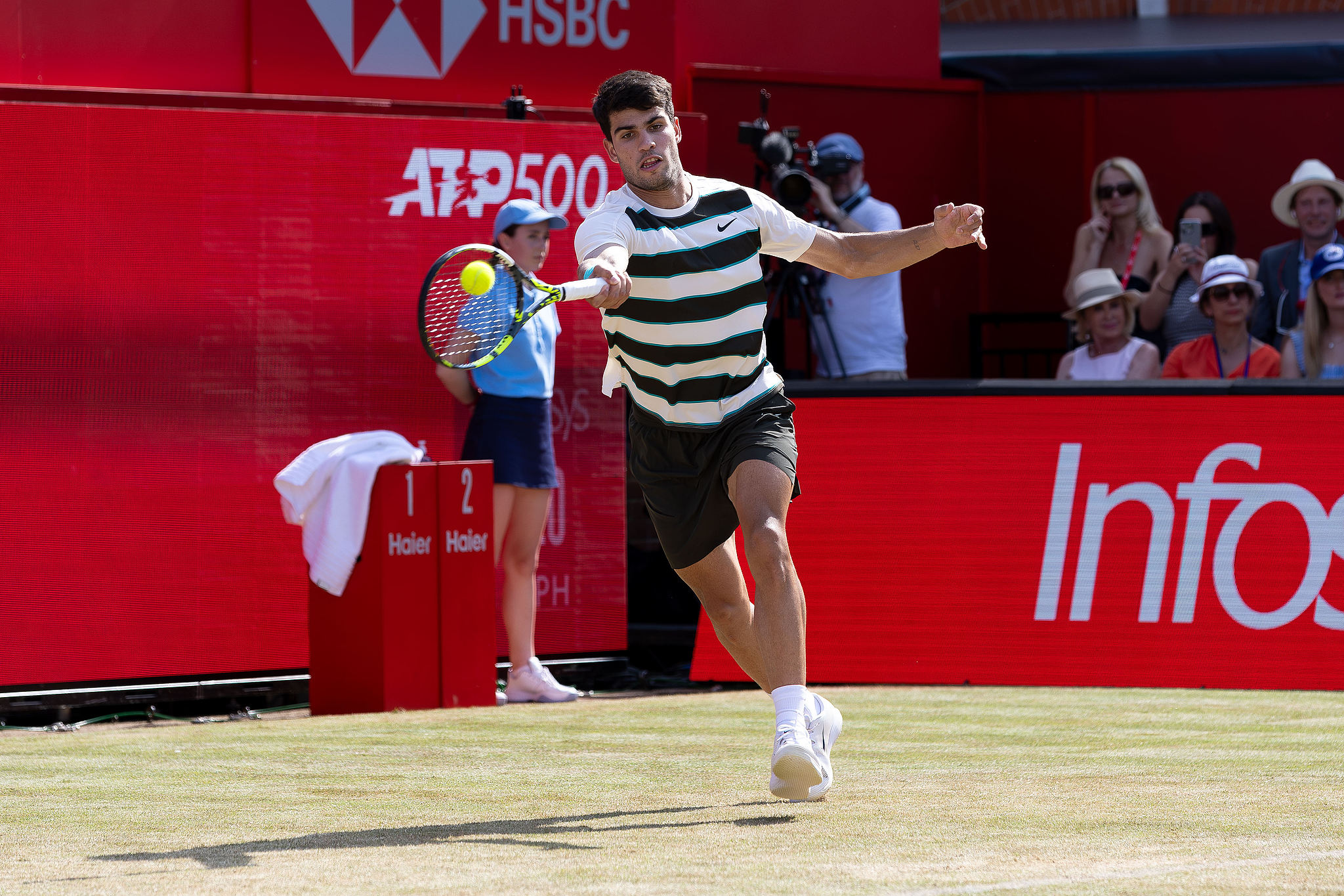 Carlos Alcaraz of Spain hits a shot against Adam Walton of Australia in a men's singles first round match at the Queen's Club in London, United Kingdom, June 17, 2025. /VCG