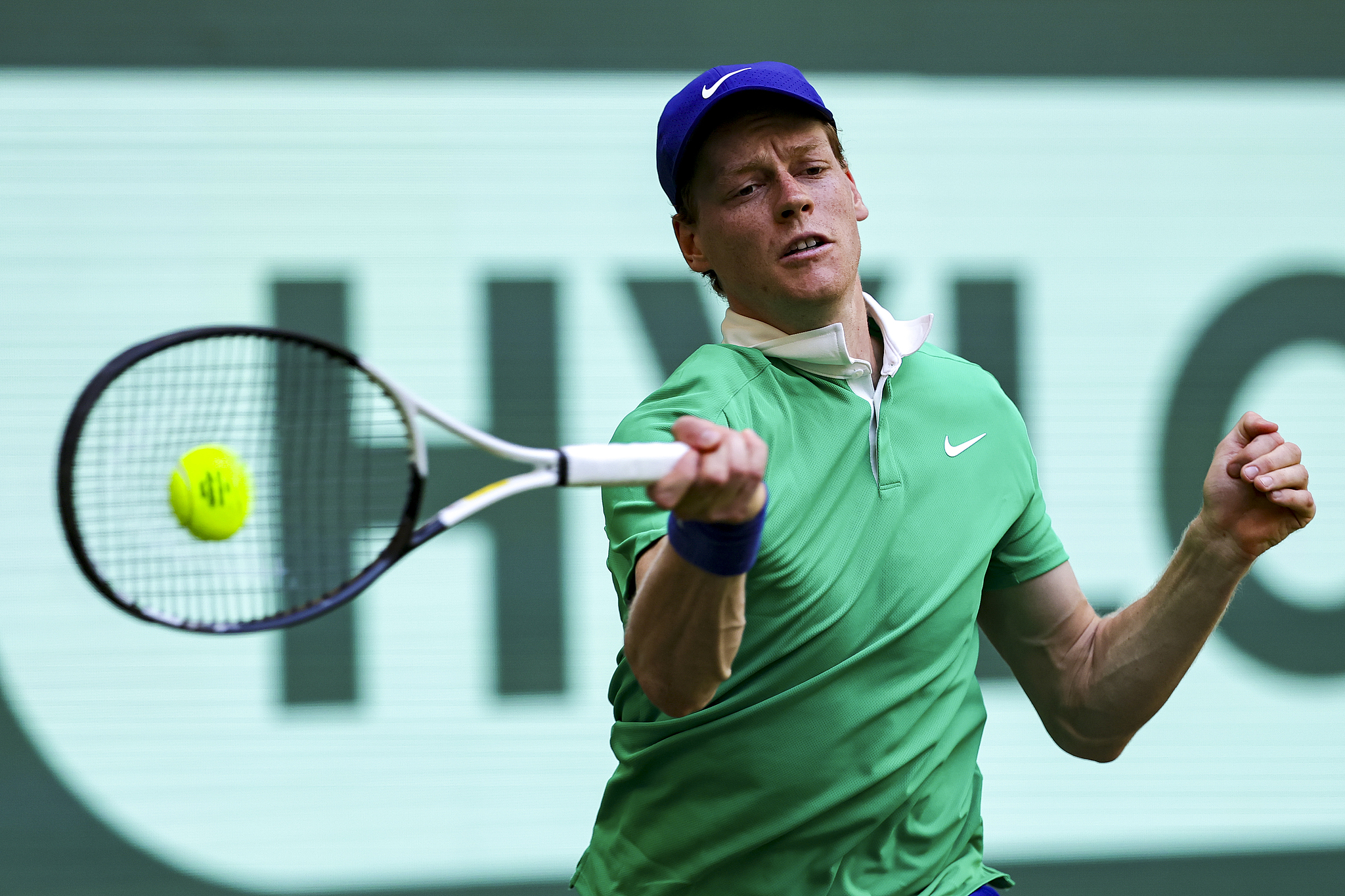 Jannik Sinner of Italy hits a shot against Yannick Hanfmann of Germany in a men's singles first round match at the Halle Open in Halle, Germany, June 17, 2025. /VCG