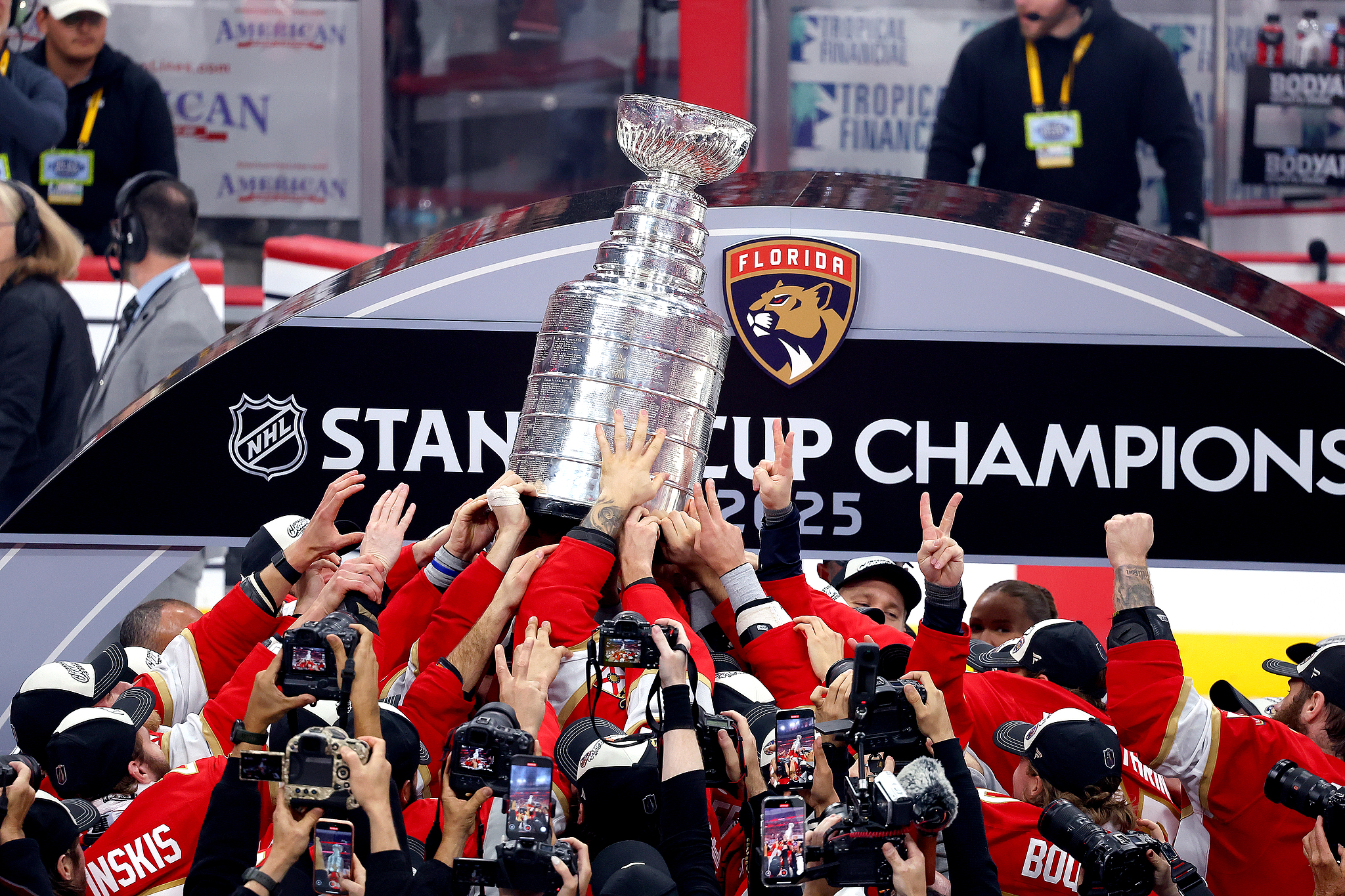 Florida Panthers players, coaches, and staff members celebrate by lifting Lord Stanley's Cup after defeating the Edmonton Oilers 5-1 in Game 6 of the NHL Stanley Cup Final at Amerant Bank Arena in Sunrise, Florida, June 17, 2025. /VCG