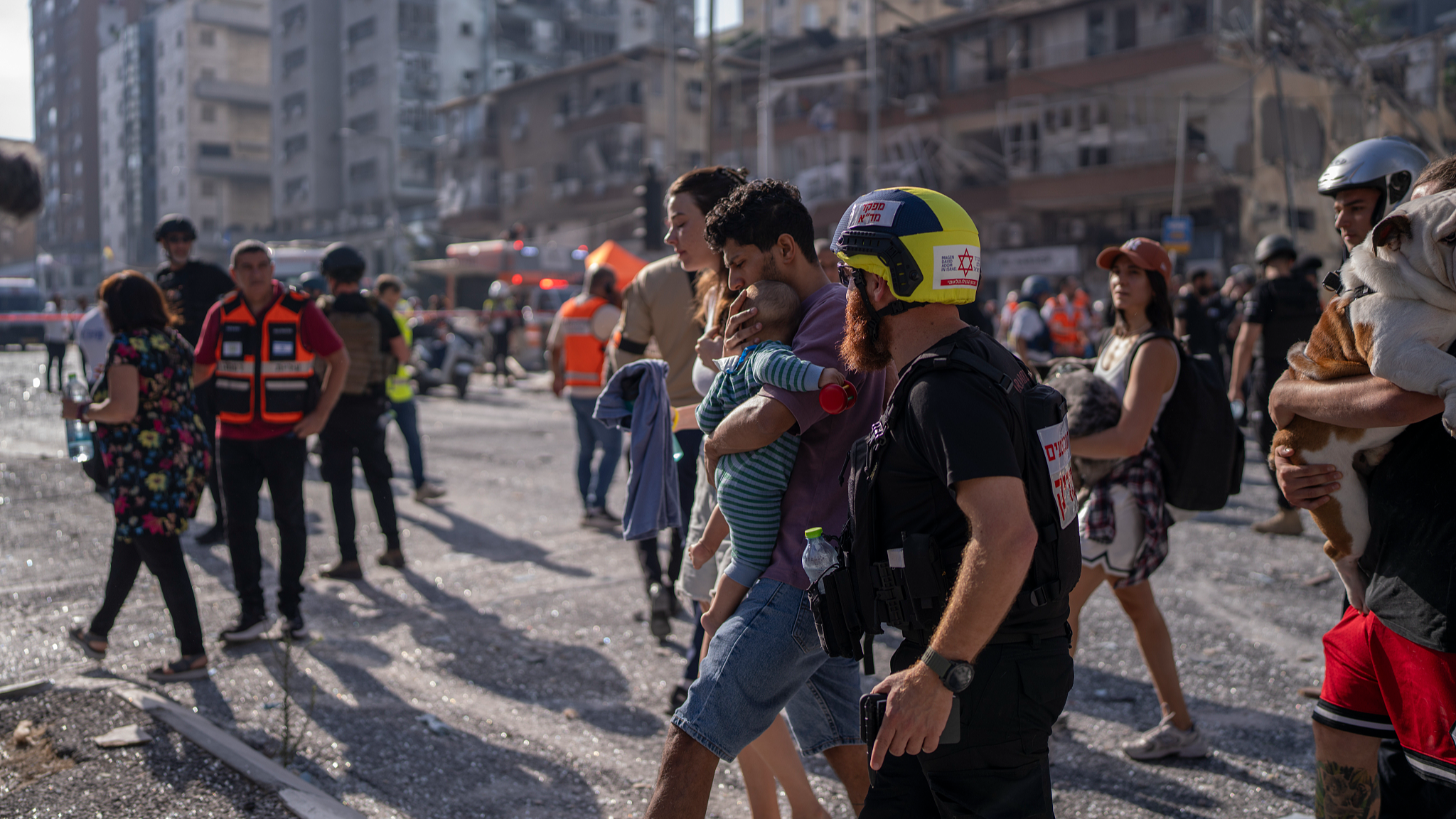 Israelis seen evacuating after an Iranian missile hit the city of Ramat Gan in Israel, June 19, 2025. /VCG