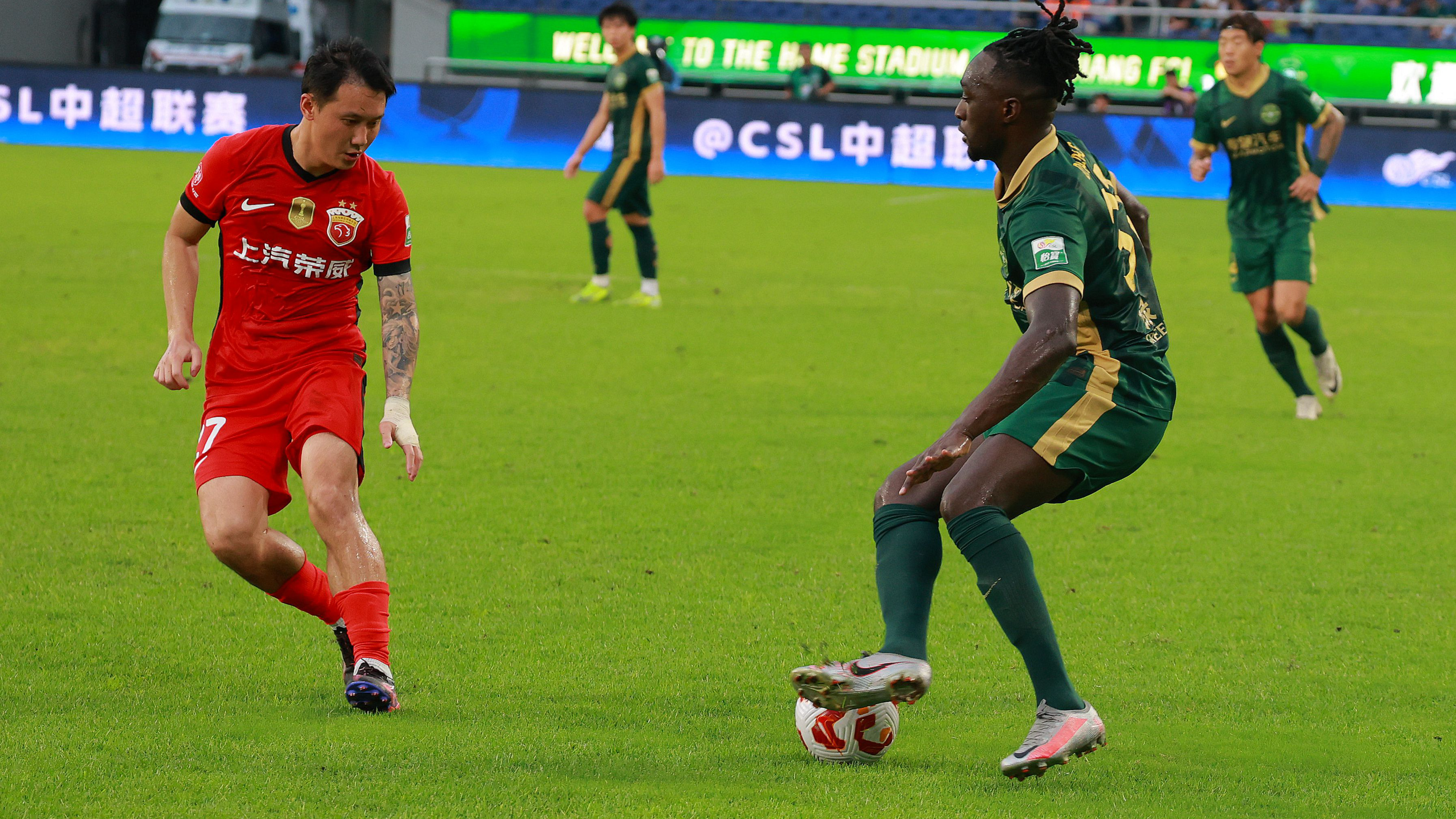 Shanghai Port cruise past Henan to maintain pressure on Beijing Guoan